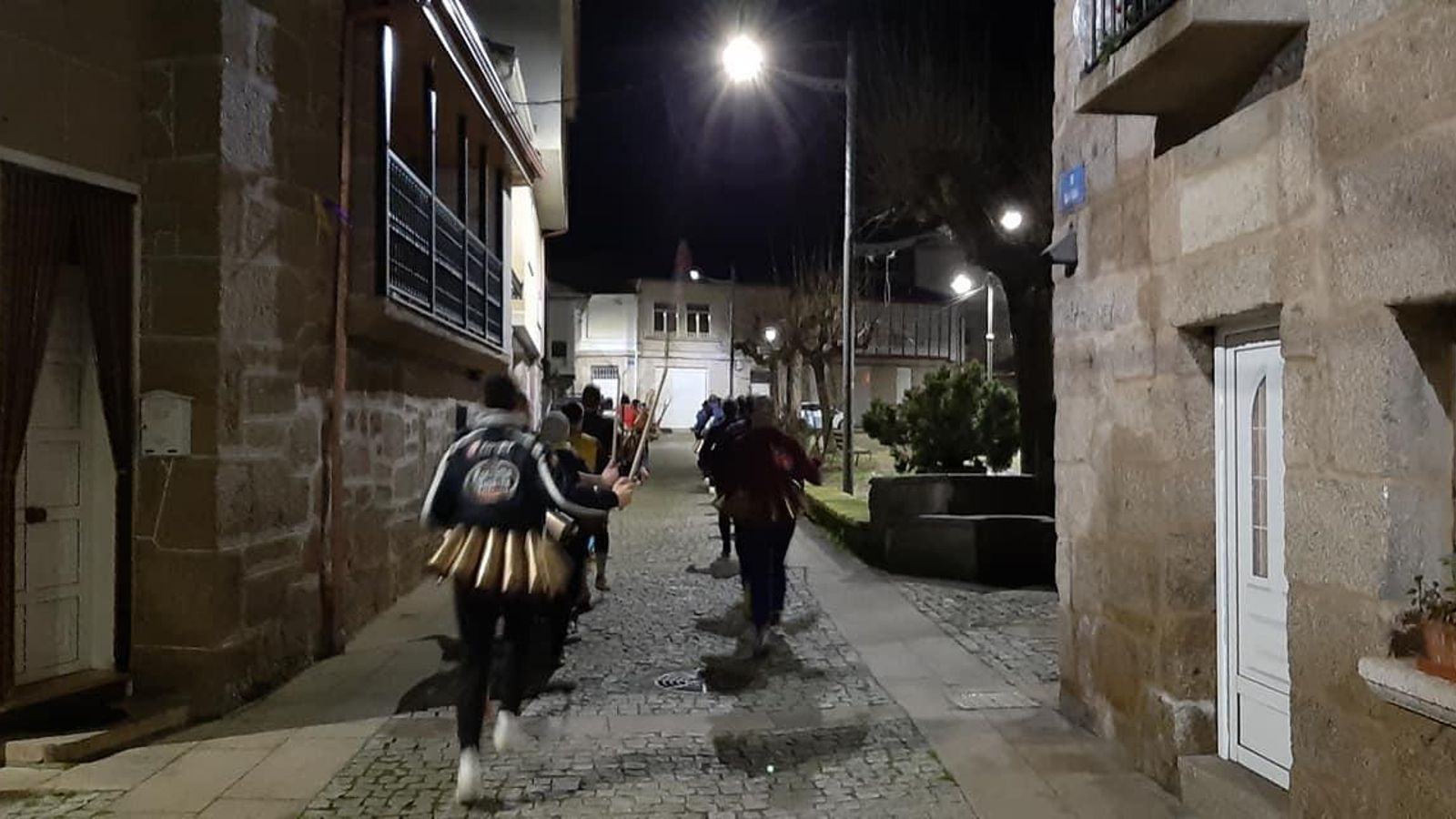 Chocas correndo polas rúas de Albarellos.