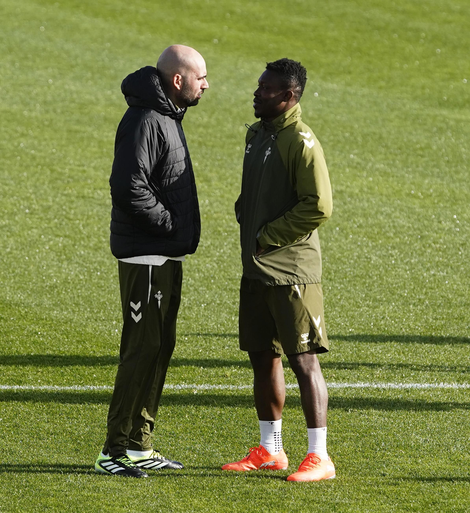 Giráldez conversa con Joseph Aidoo ayer en la ciudad deportiva.