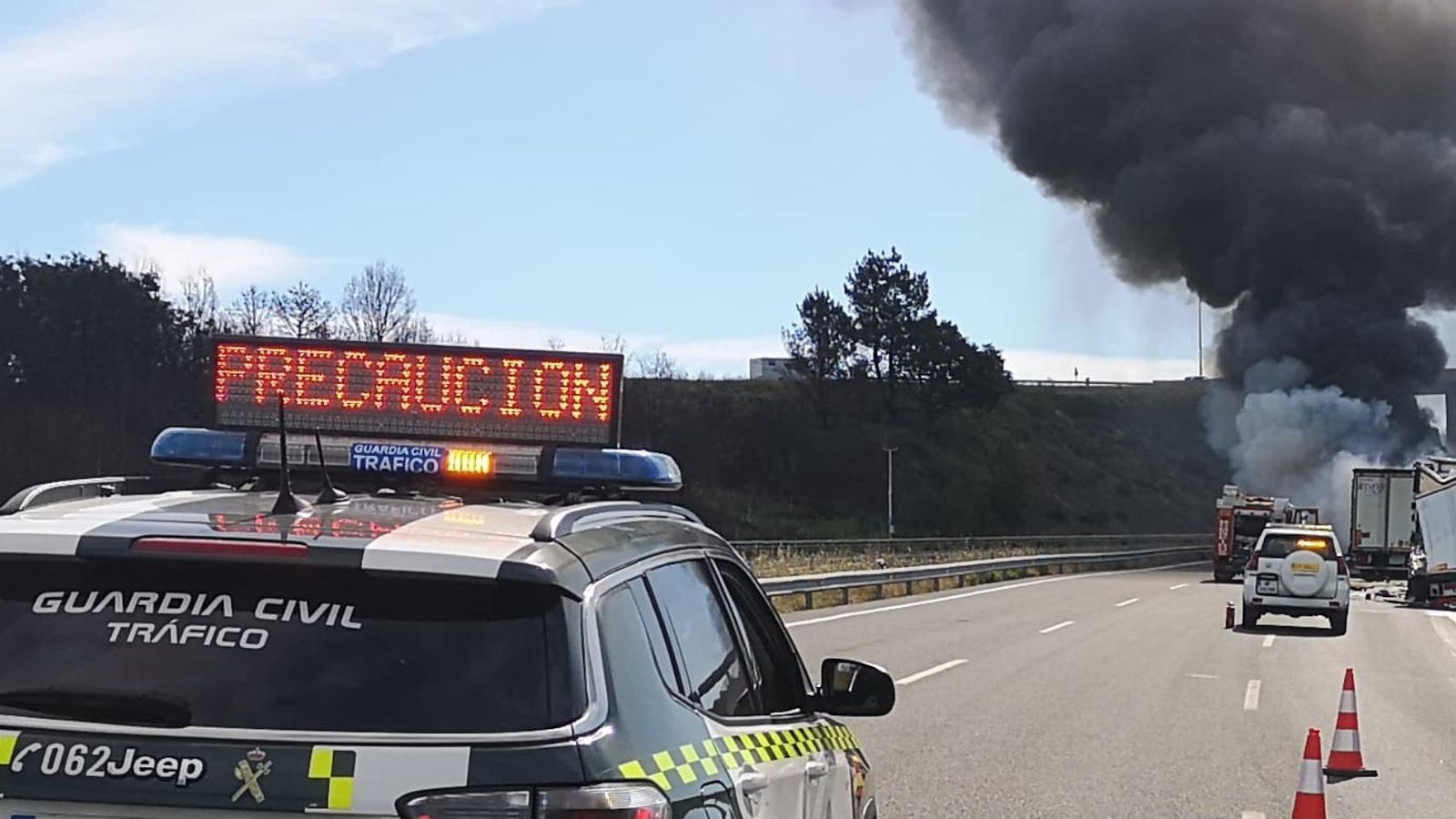 La Guardía Civil en la zona del accidente controlando el tráfico que se vió afectado.