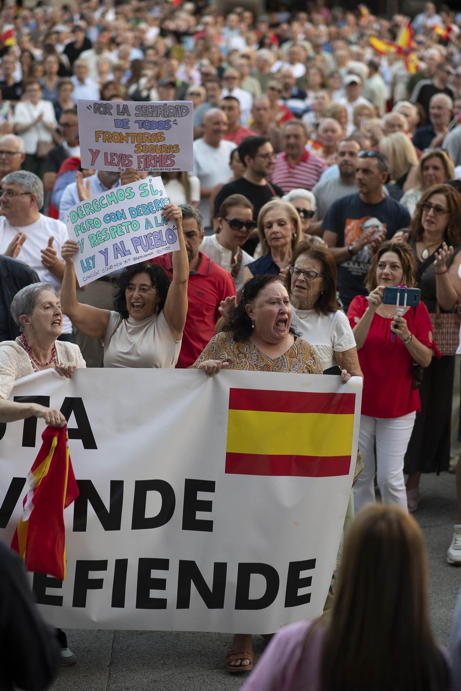 Vecinos y representantes políticos concentrados en la Praza Maior de Ourense frente al Concello durante la jornada de apoyo a Ceuta.
