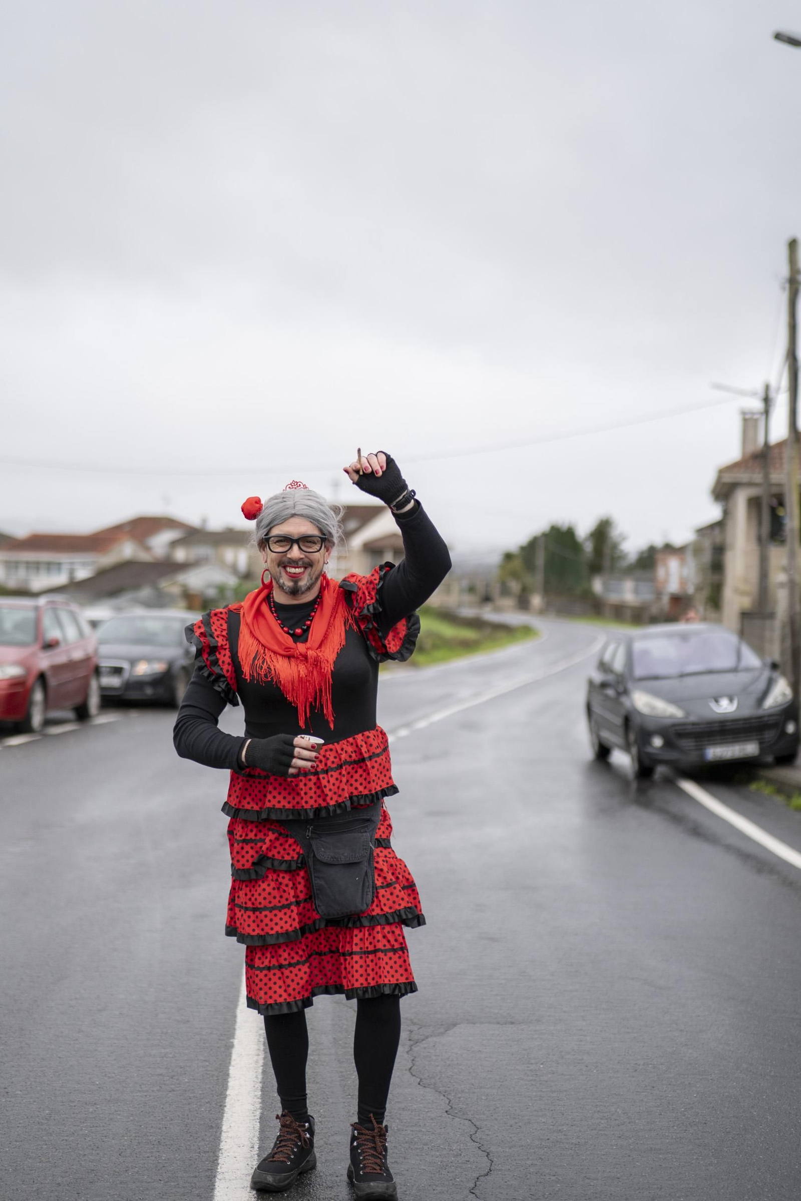 Galería | El Entroido itinerante de Parada de Amoeiro lleva la diversión por bandera