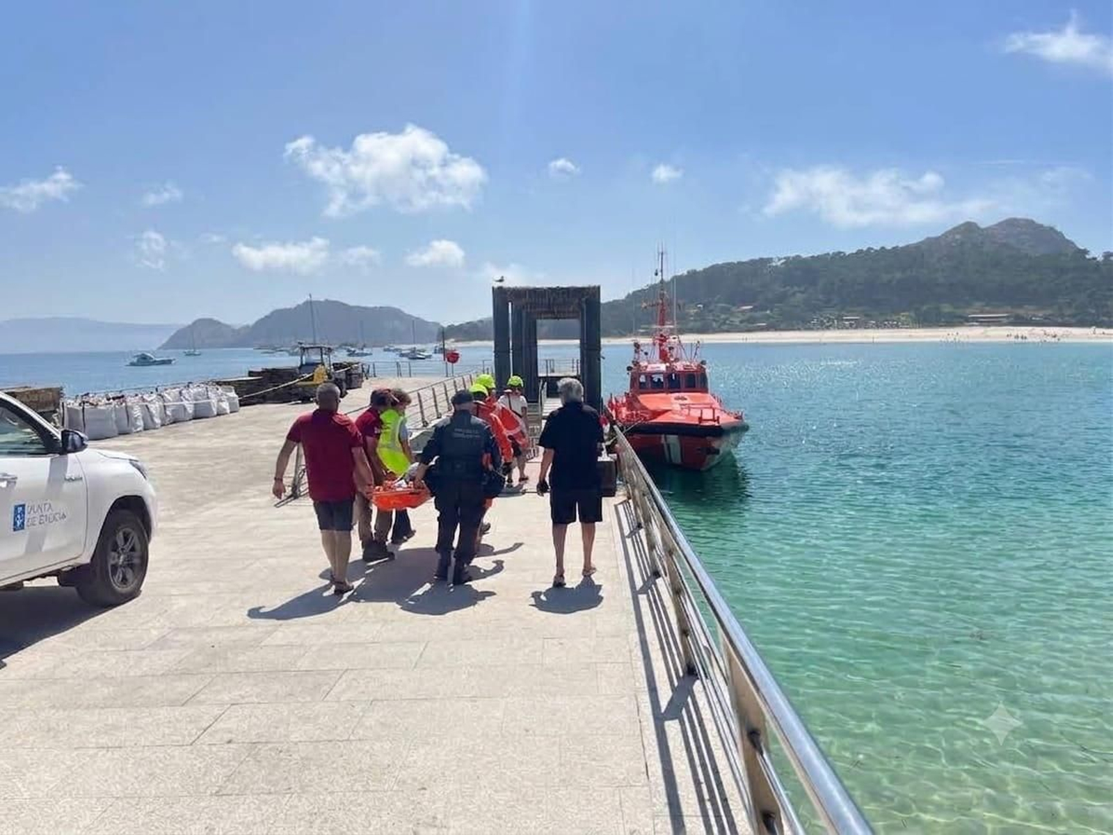 Evacuación de Cíes por mar del turista de 70 años lesionado.