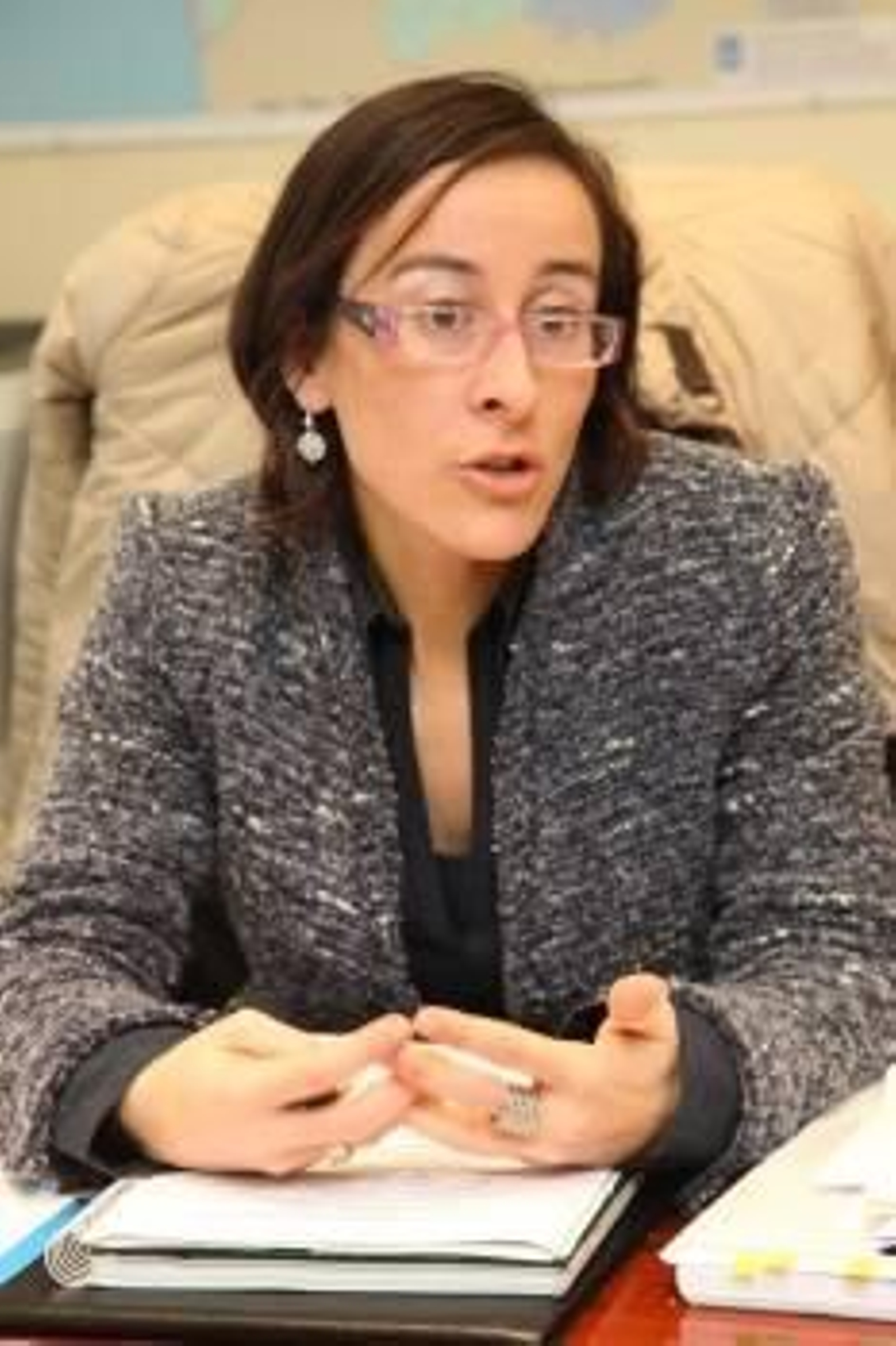 Ethel Vázquez Mourelle no seu despacho oficial de presidenta de Augas de Galicia, en Santiago. (Foto: Vicente Pernía)