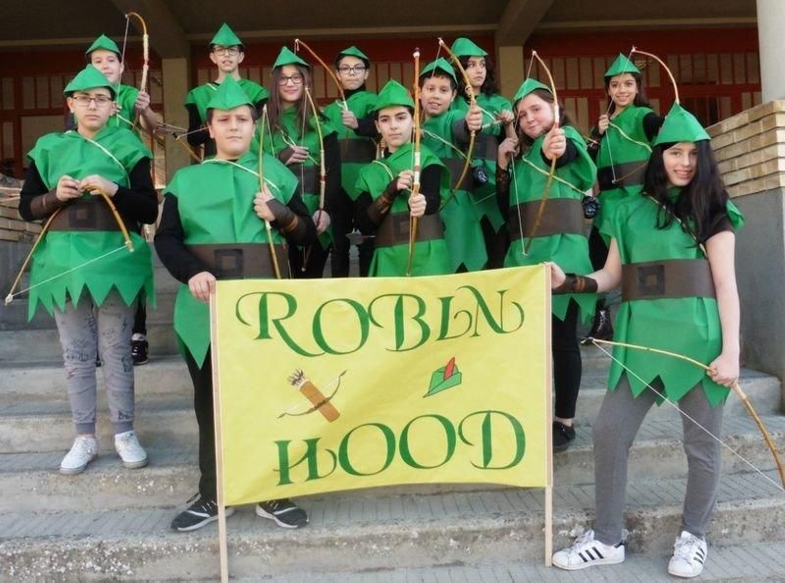Varios Robin Hood tamén acudiron ao colexio para sumarse á troula organizada.