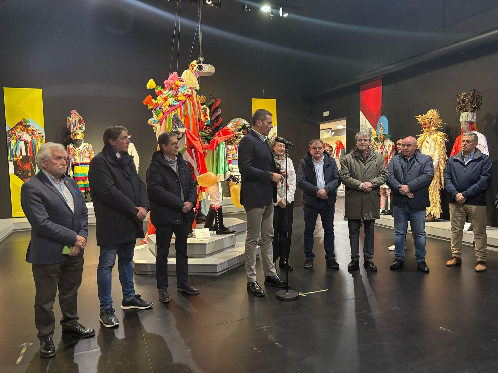 López Campos durante su visita al Mugae junto a representantes de la Diputación y el Concello.