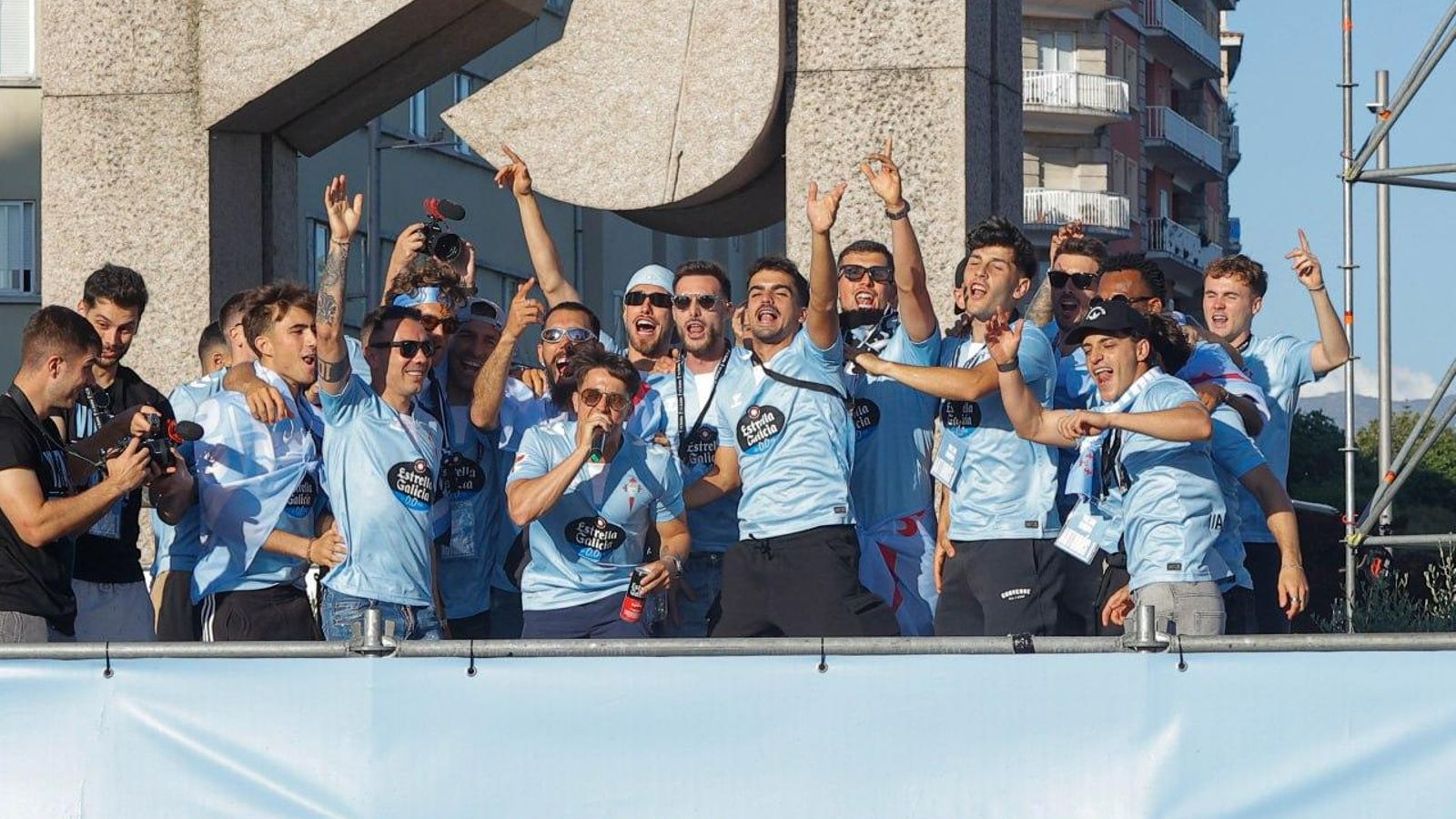 Galería | Fiesta celeste en Vigo por la vuelta del Celta a Europa