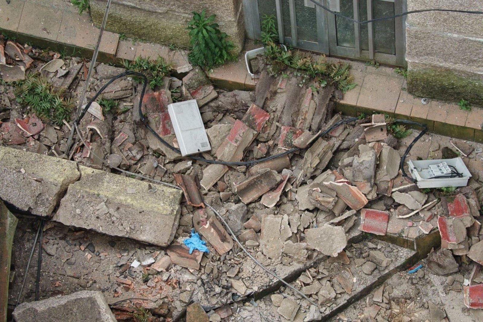 Los restos que quedaron tras el desplome de la pared.