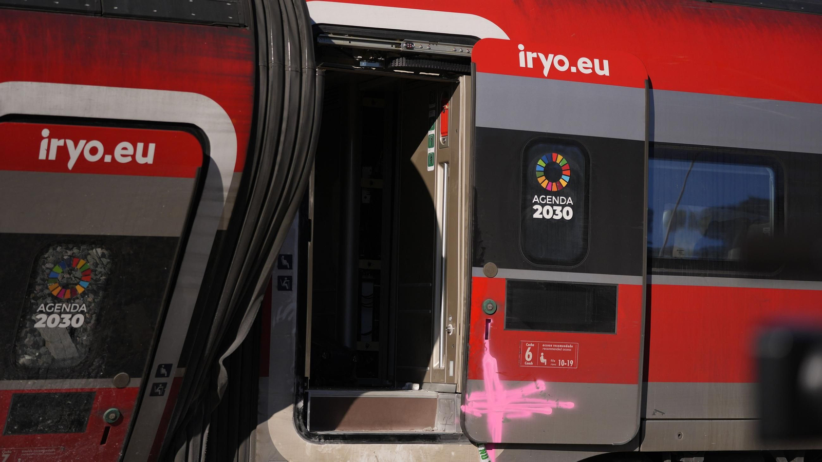 Restos del convoy descarrilado ocupan todavía parte de la infraestructura ferroviaria.