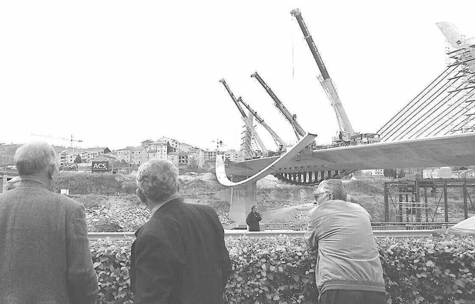 La construcción del emblemático Puente del Milenio hace 25 años cambiaba el skyline de Ourense, en fotos