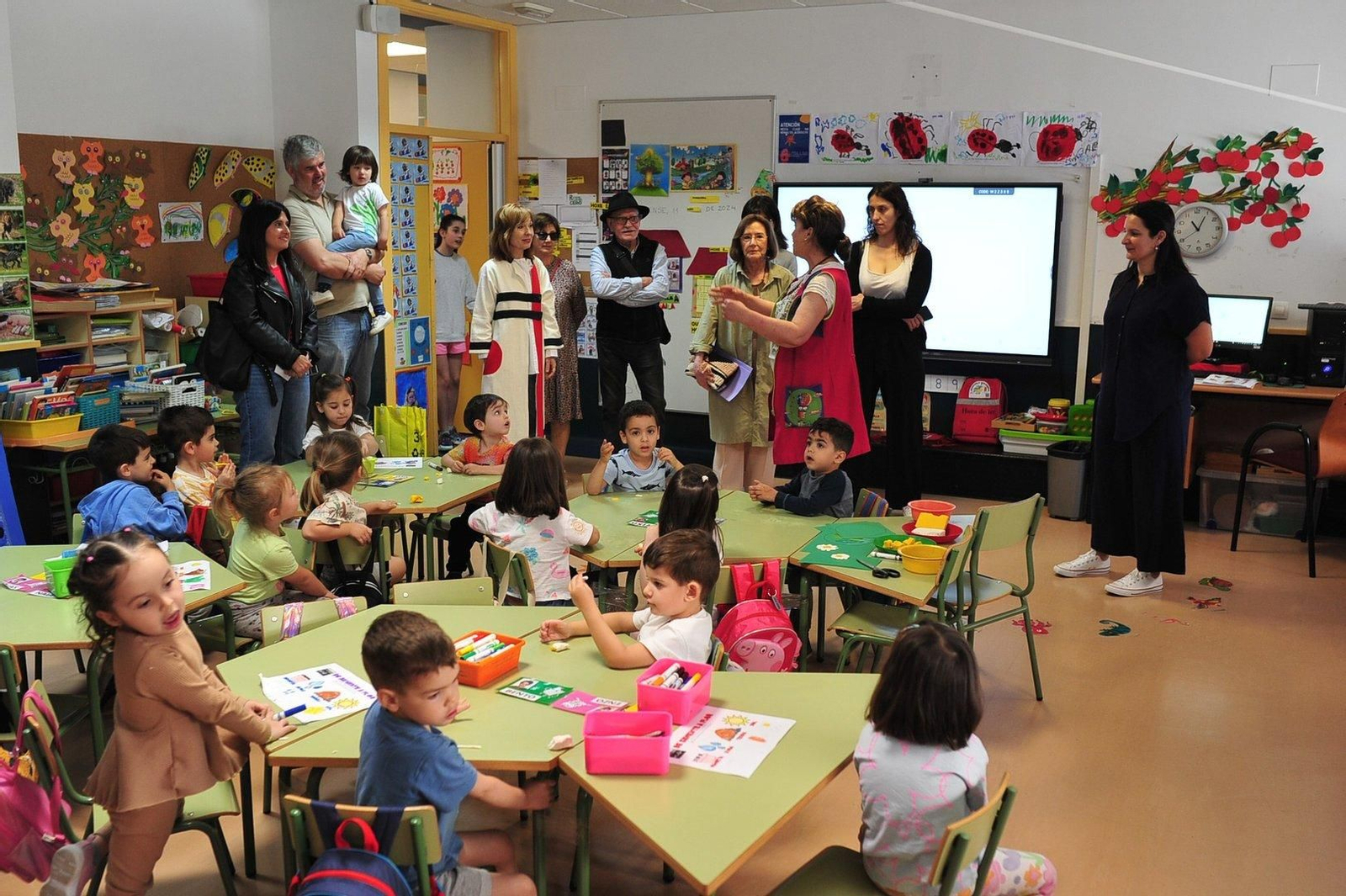 Otra de las aulas de los pequeños artistas creando más arte.