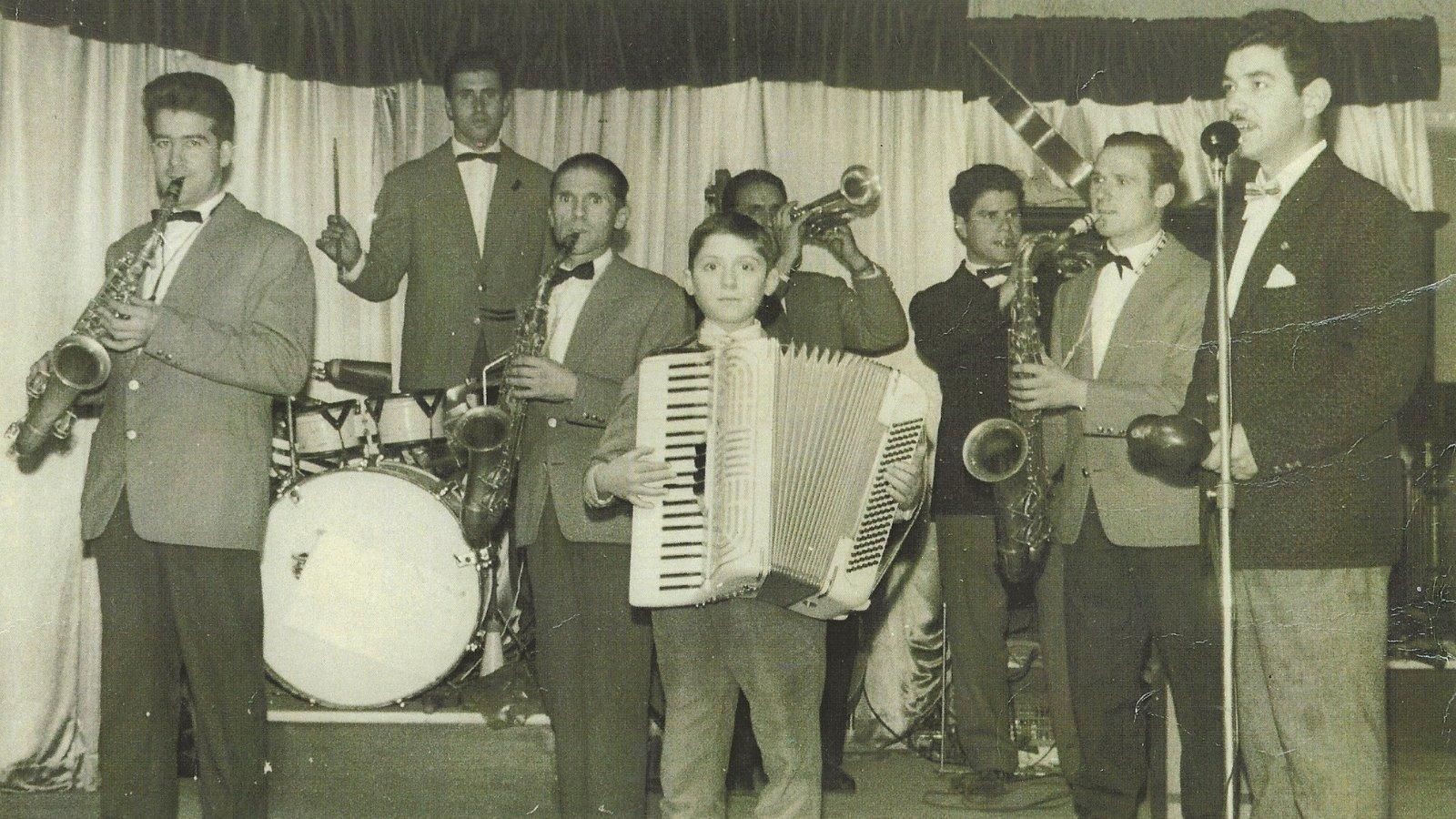 Ao acordeón, coa orquesta Ya. Detrás, a súa dereita, seu pai, Manolo.