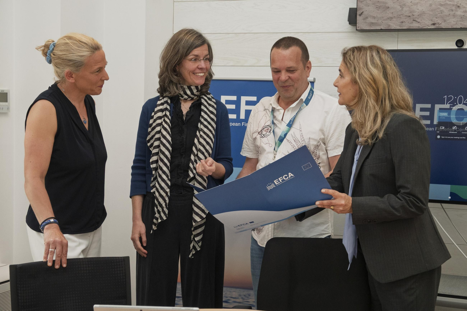 La irlandesa Susan Steele, directora de la EFCA, con tres trabajadores, Rieke (Alemania), Ivor (Croacia) y Cristina (Portugal).