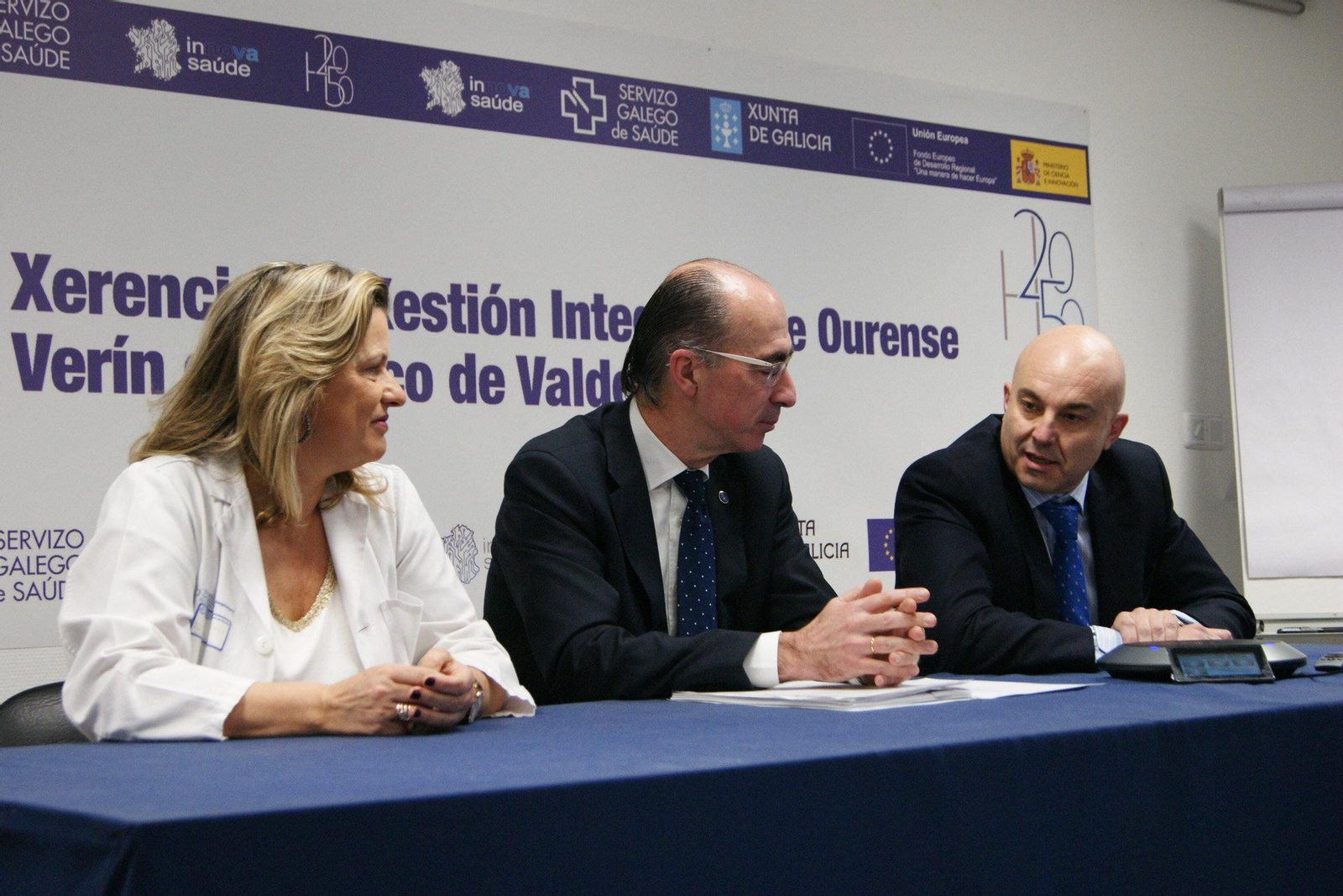 Eloina Núñez, Jesús Vázquez Almuiña y el nuevo gerente del CHUO Dionisio López Bellido.