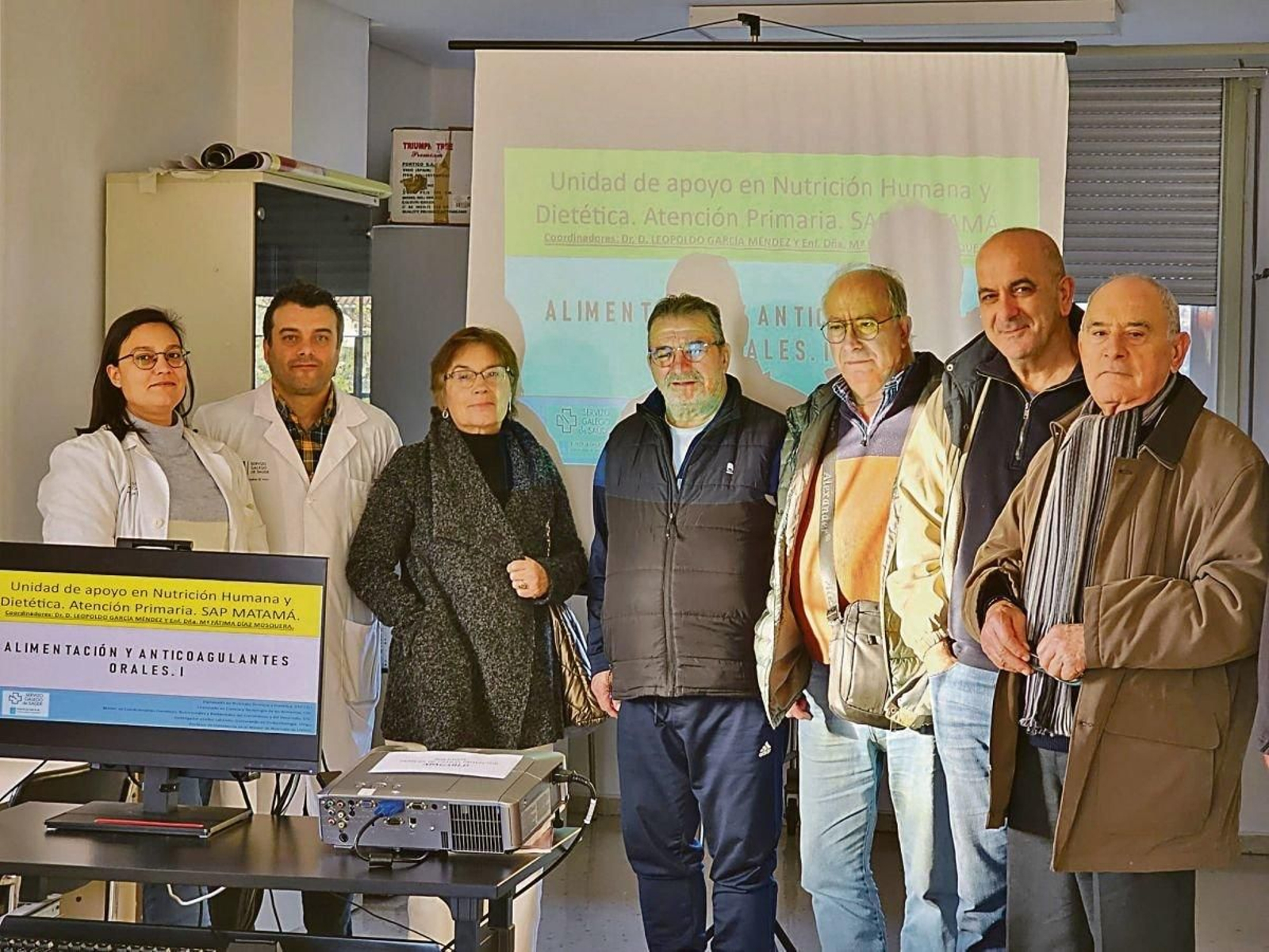 Ana Duarte y Manuel Portela, con pacientes del centro de salud de Matamá.