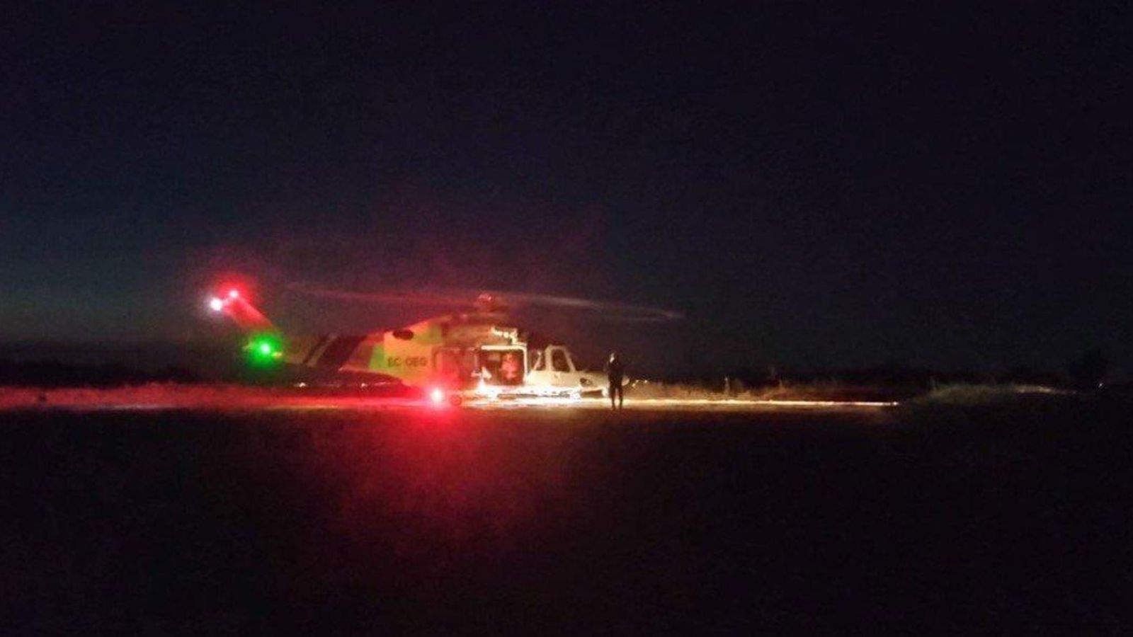 El helicóptero 'Pesca 1' en Ons durante la evacuación. // Cedida