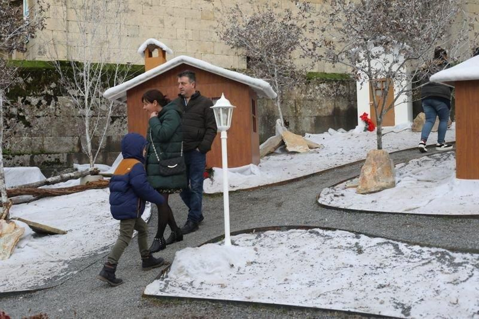Zona del poblado -San Benito-, con casetas reutilizadas y un castillo montado a partir del Festival de Xardíns, una de las más visitadas. (JOSÉ PAZ)