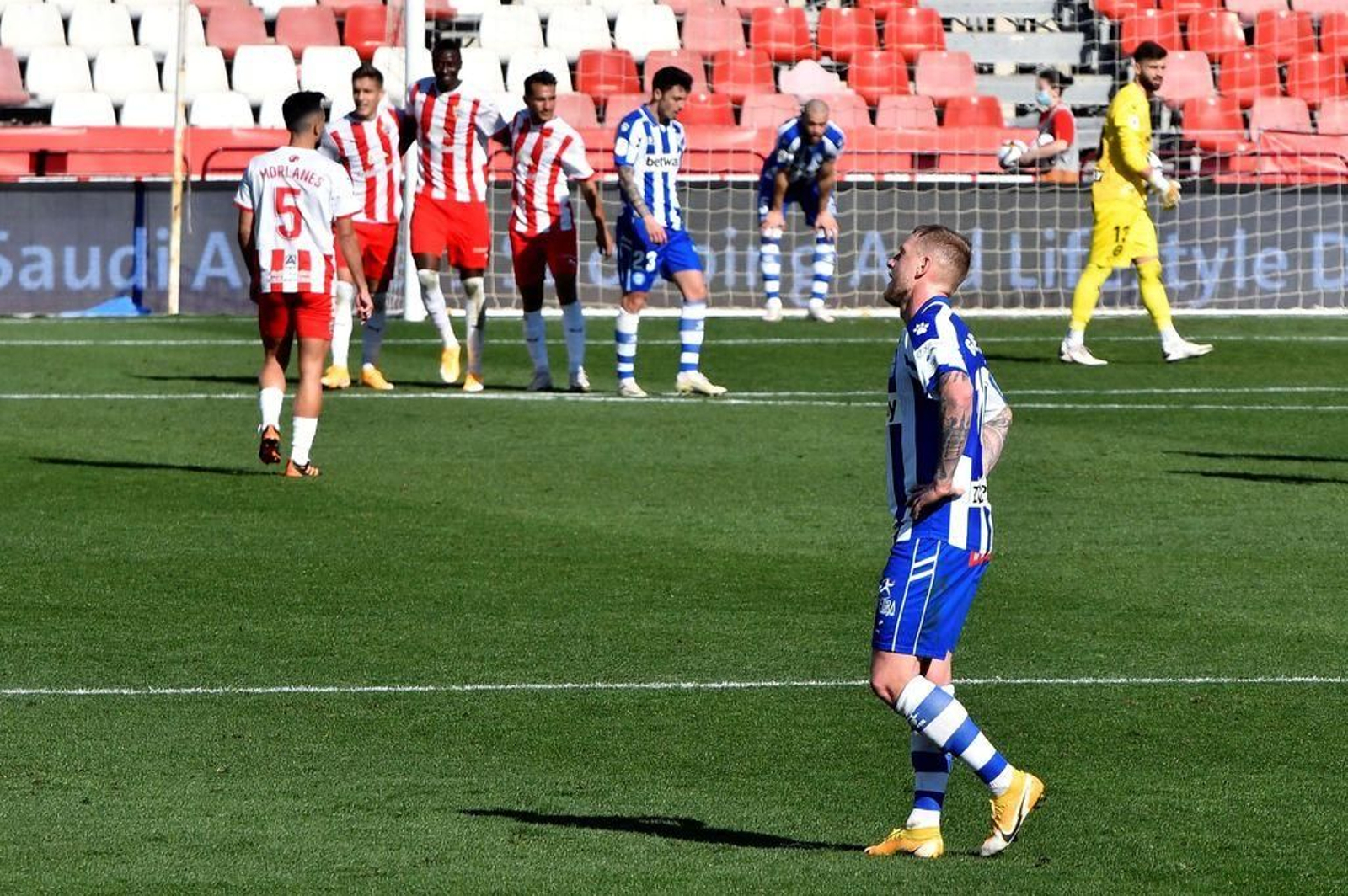 El excéltico Guidetti se lamenta tras uno de los cinco goles del Almería.
