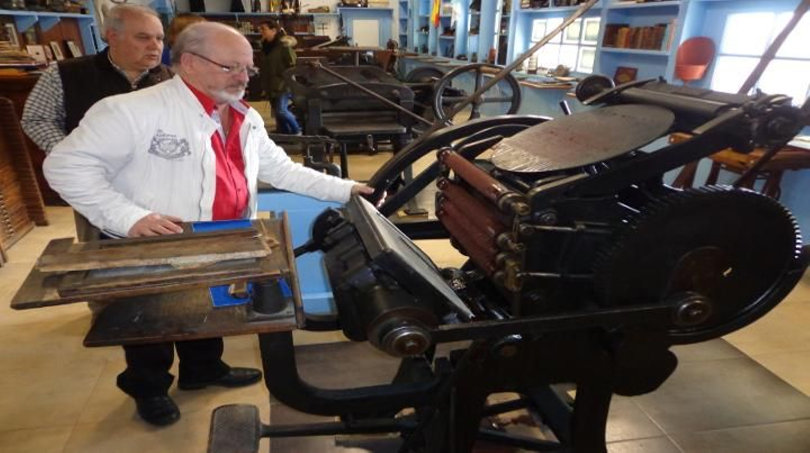 Bautista Álvarez manipula una máquina de la desaparecida Imprenta Llordén, de O Barco (J.C.)