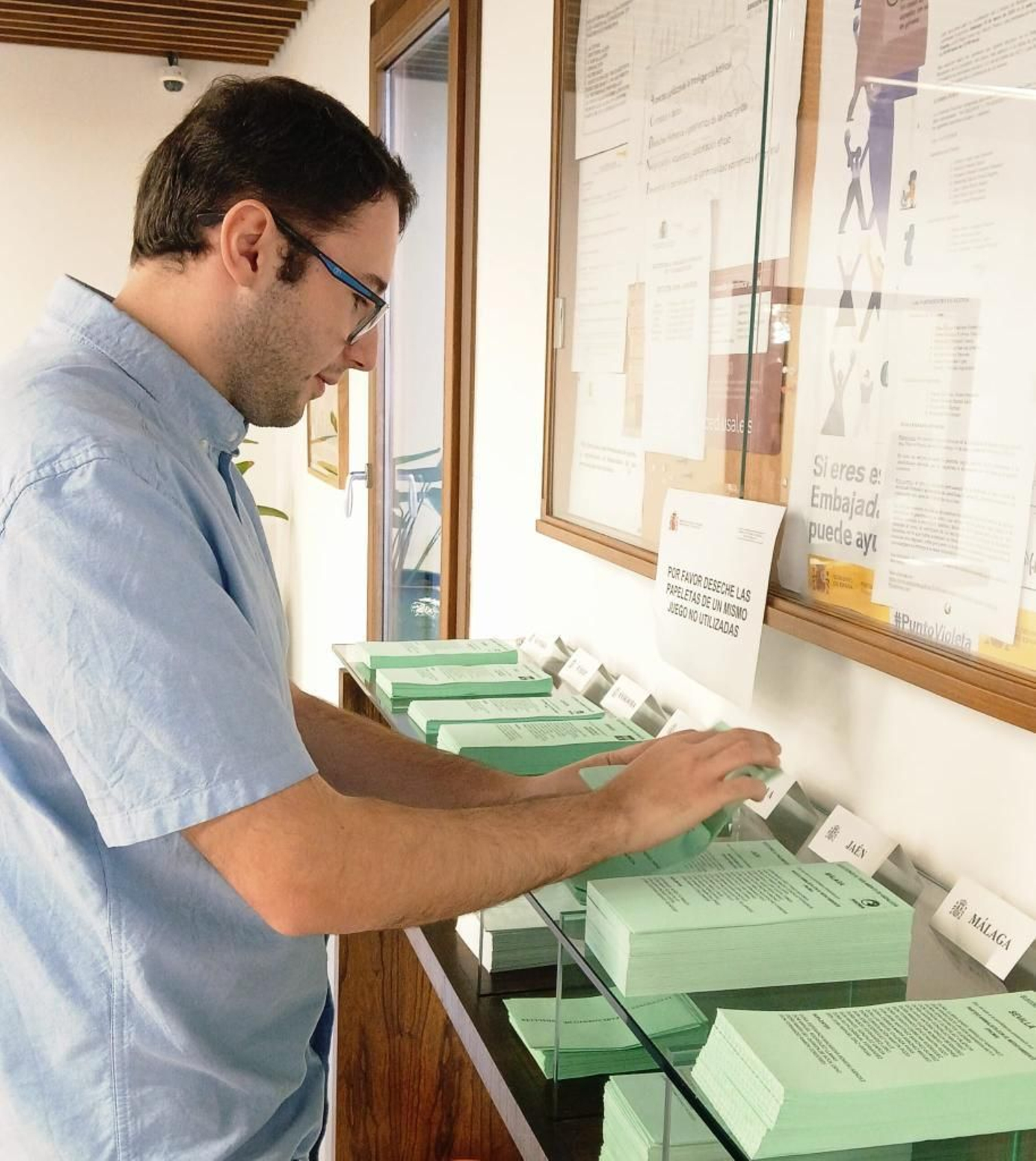 Un andaluz ejerciendo el voto en Embajada de España en Paraguay