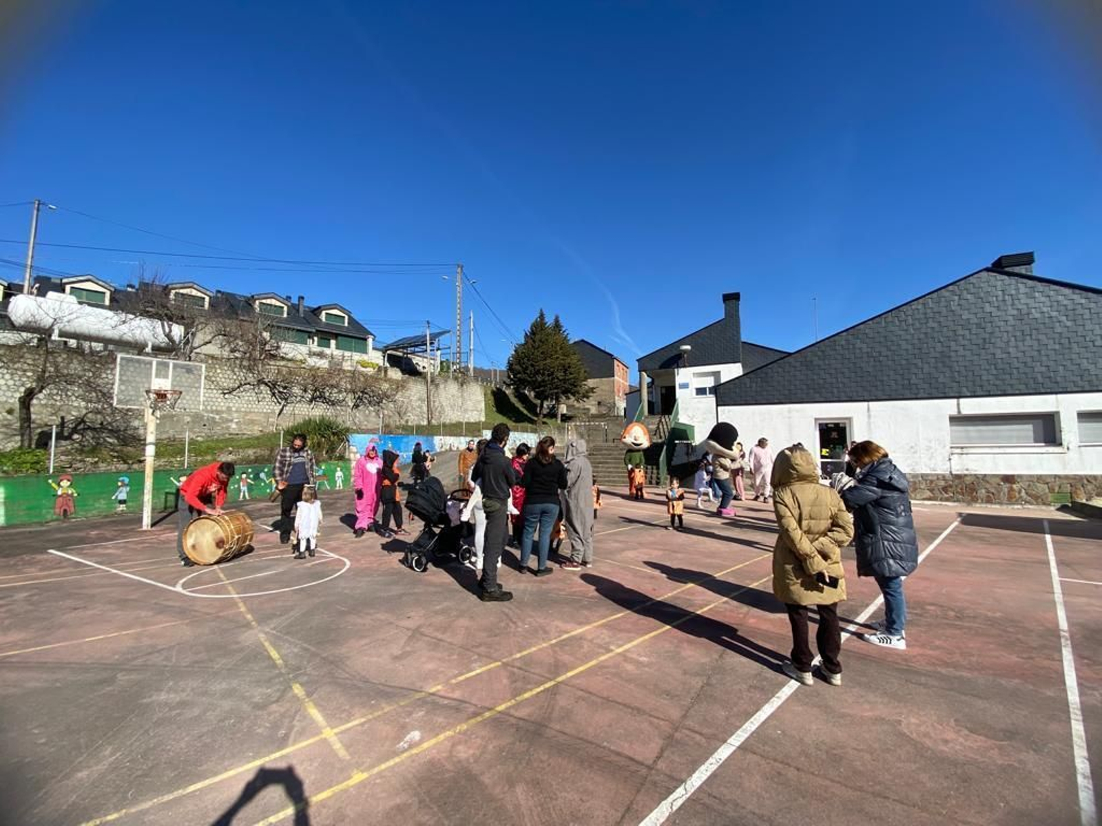 Desfile infantil en Vilariño de Conso acompañados por los Bolechas