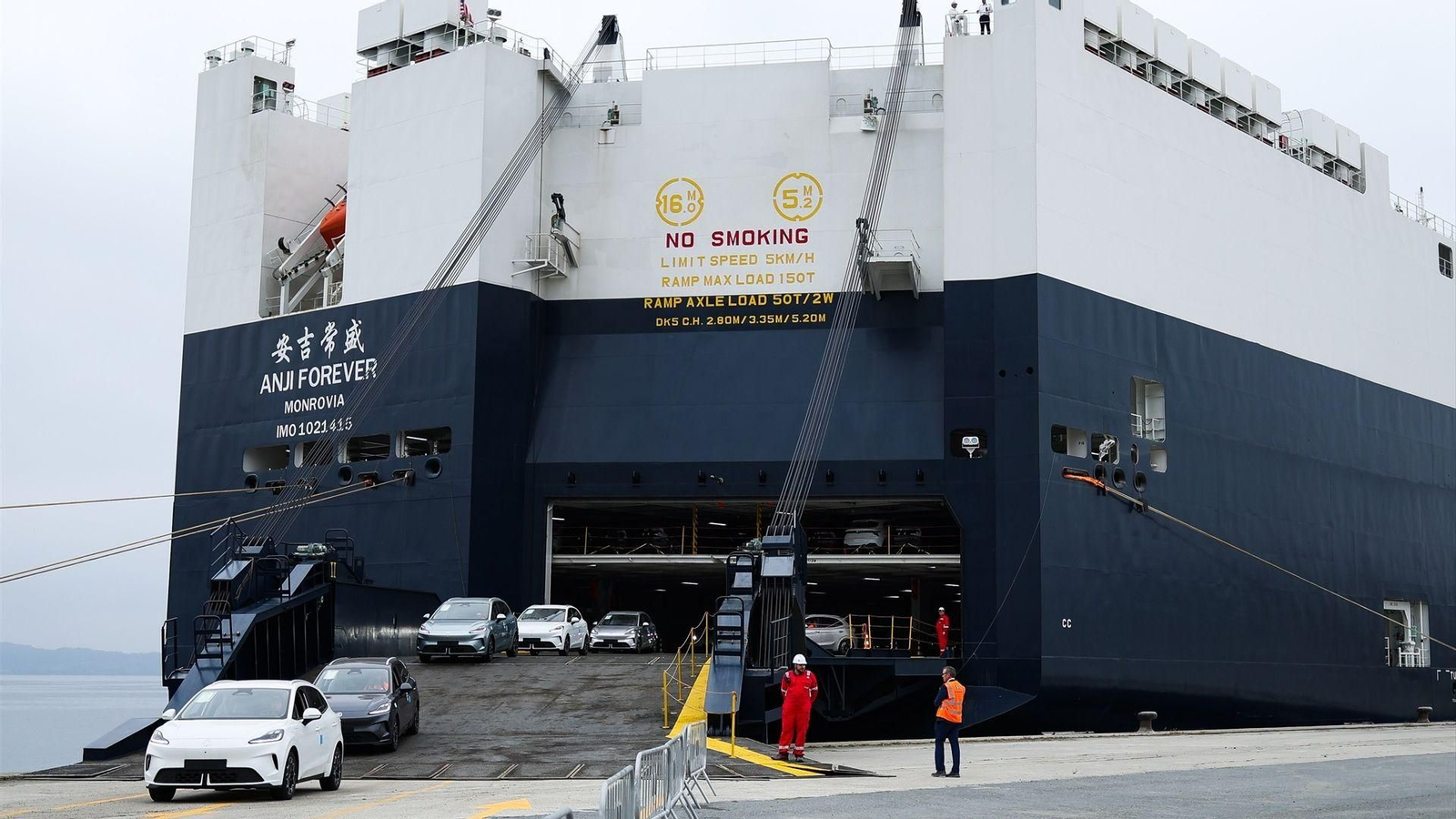 El buque de SAIC Motor durante la celebración del acto de recepción oficial e institucional del primer buque transportador de vehículos del gigante automotriz chino SAIC Motor.