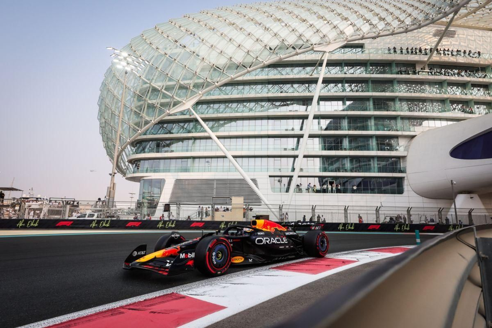 Verstappen, en acción, en el asfalto de Abu Dabi.
