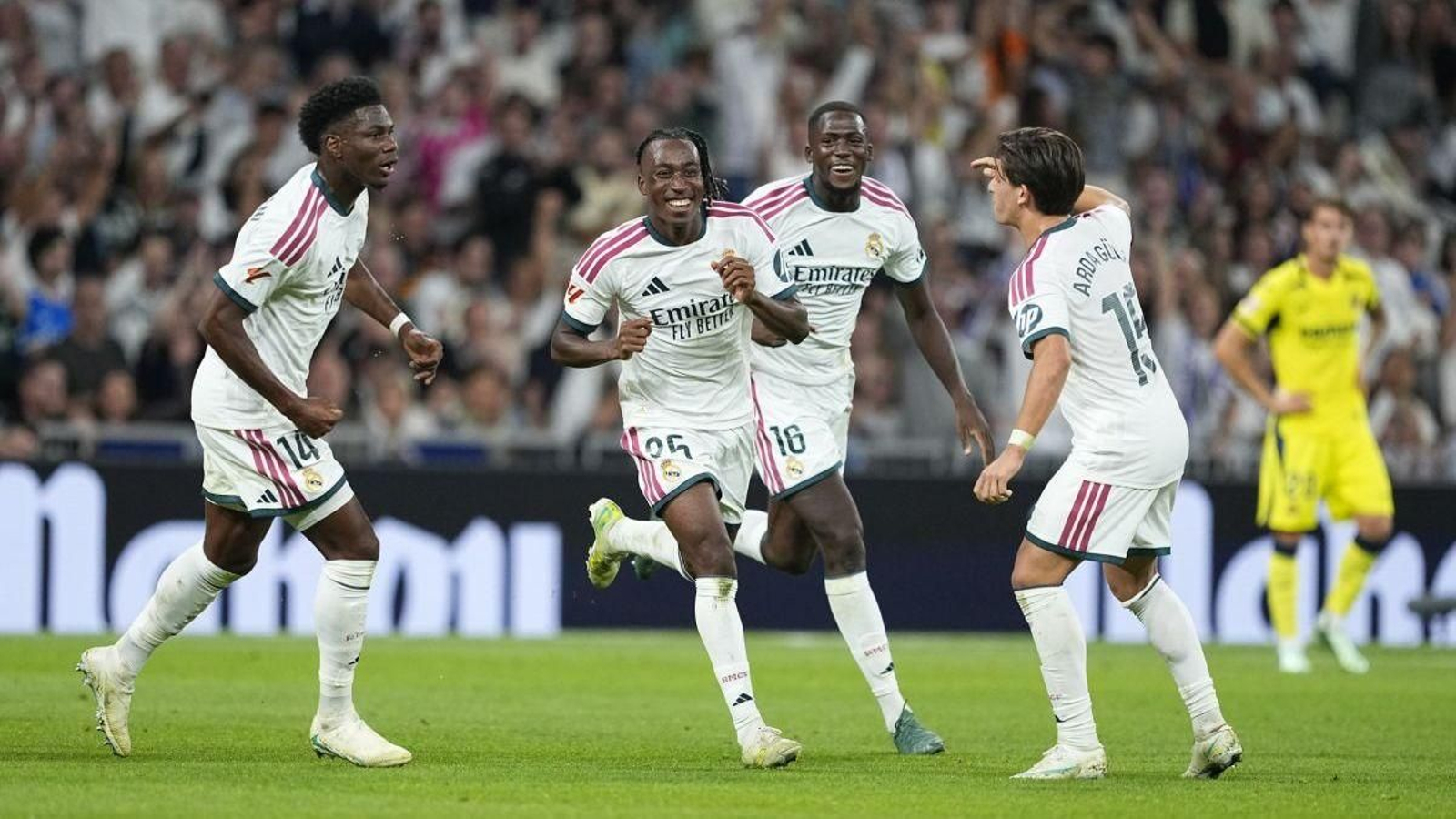 Los jugadores del Real Madrid celebran el tanto que valió el triunfo ante el Villarreal.