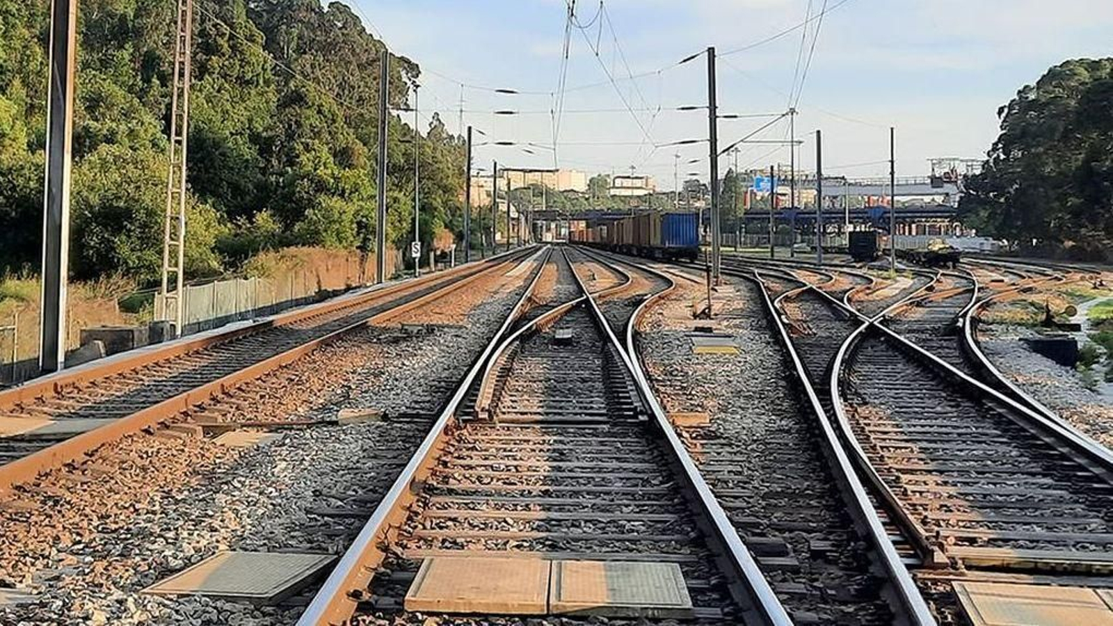 Un tramo ferroviario en Portugal, a la llegada a Oporto