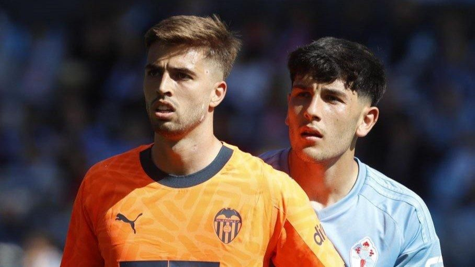 Yoel Lago vigila al valencianista Alberto Marí en el partido disputado ayer en Balaídos.