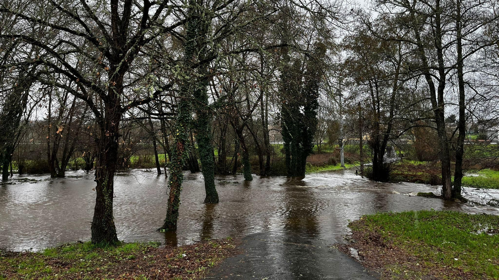 Las fuertes lluvias han convertido en un río al paseo detrás del gimnasio de Ponte Noalla.
