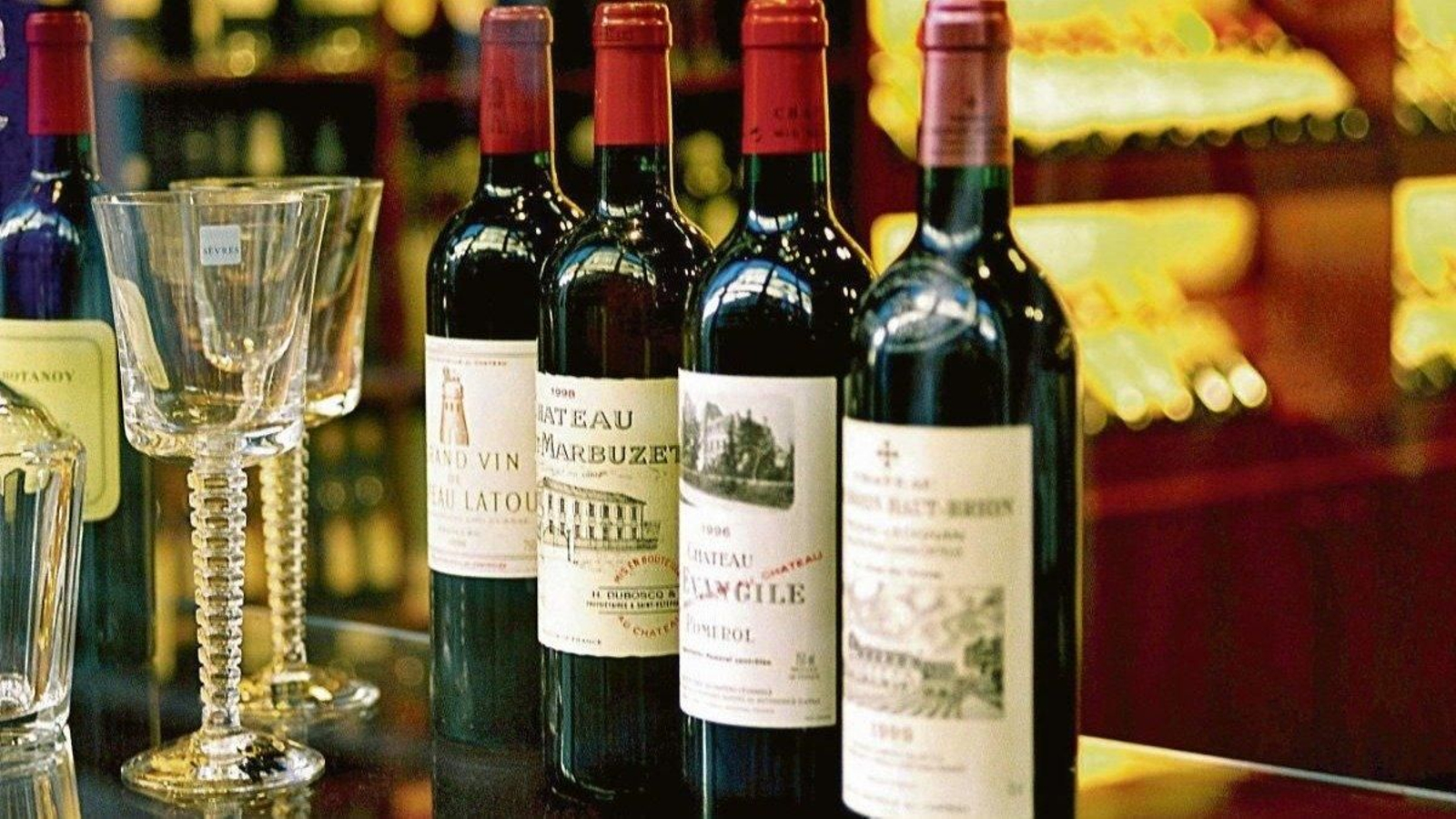 La cuna de algunos de los más icónicos tintos del mundo ha reducido su producción a la mitad.