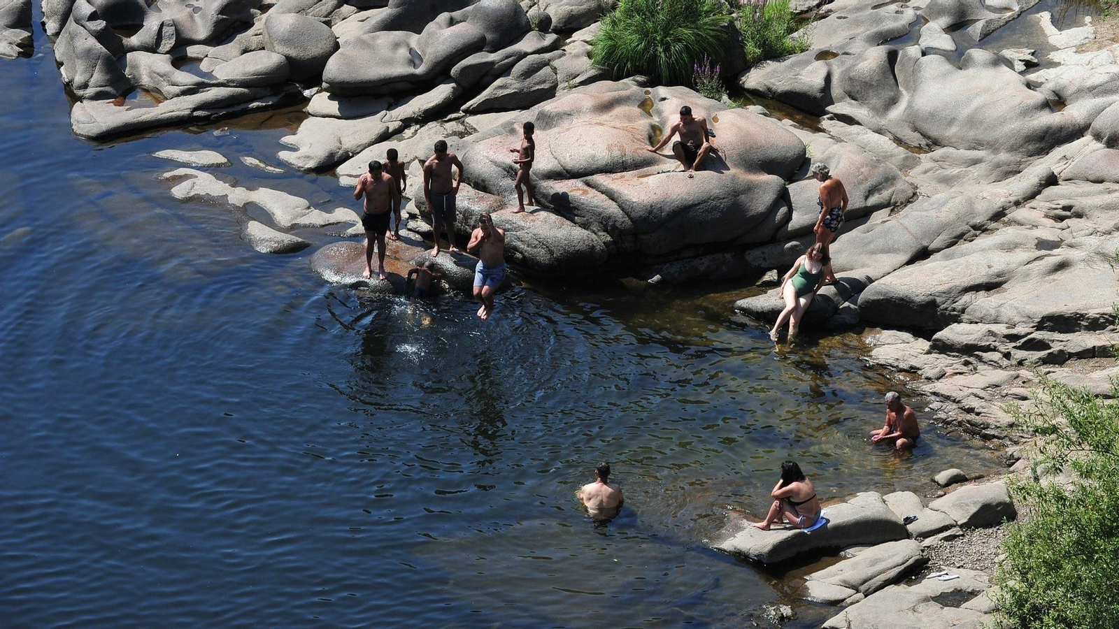 Gente en el río Miño en la jornada de máximas temperaturas