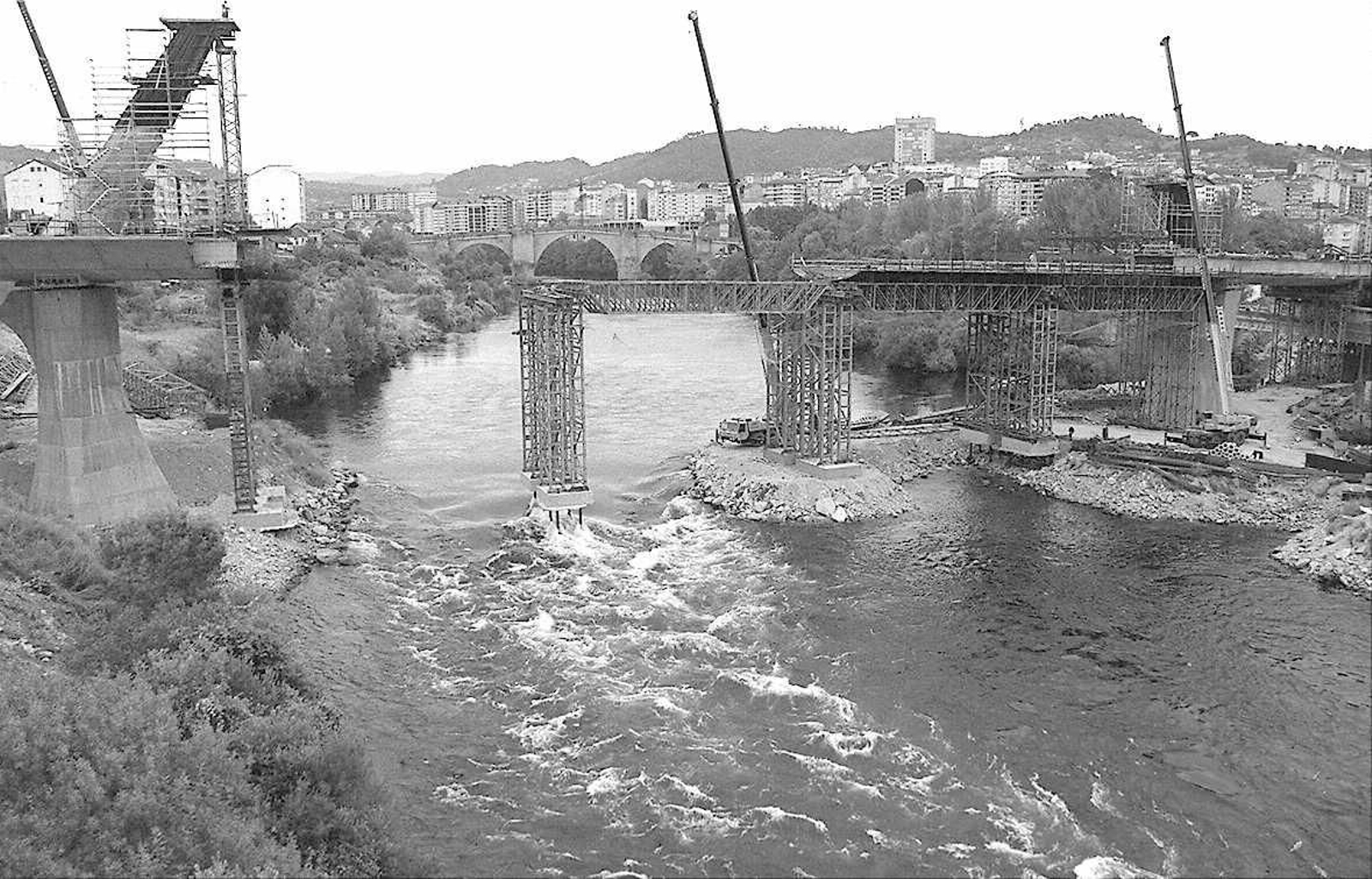 La construcción del emblemático Puente del Milenio hace 25 años cambiaba el skyline de Ourense, en fotos