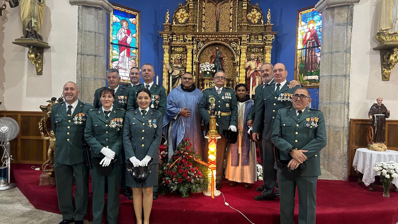 Los agentes con el párroco de la localidad.