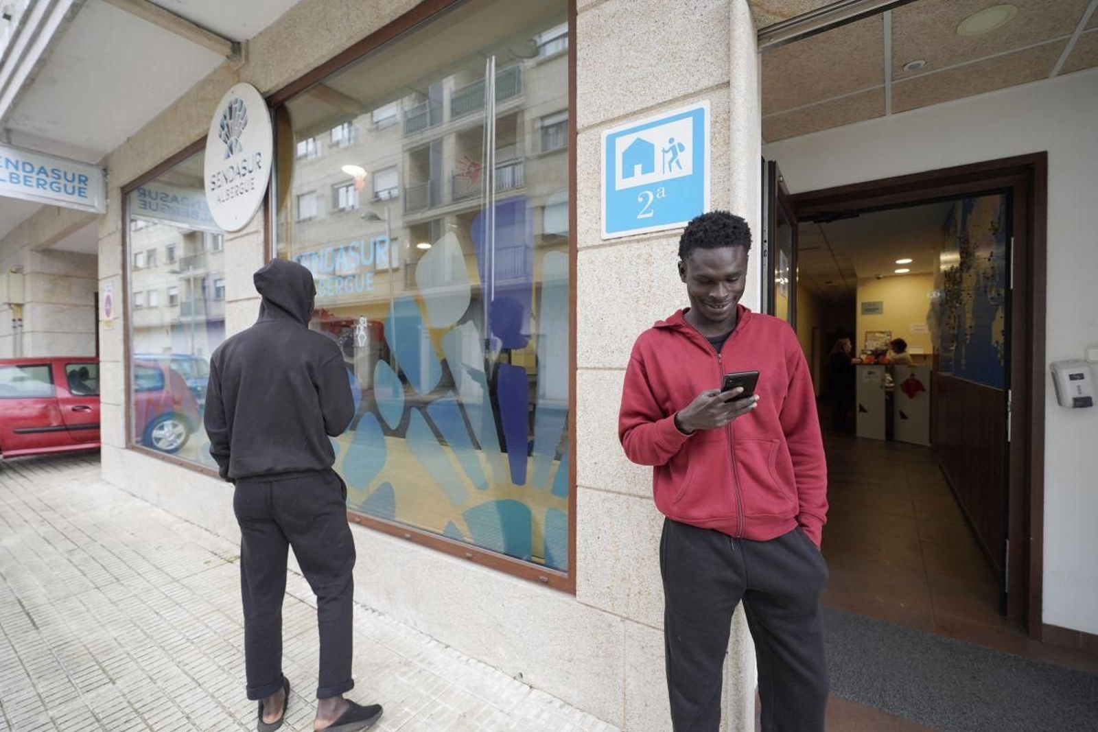 Varios inmigrantes desplazados desde Canarias, en O Porriño. (JAVIER VÁZQUEZ)