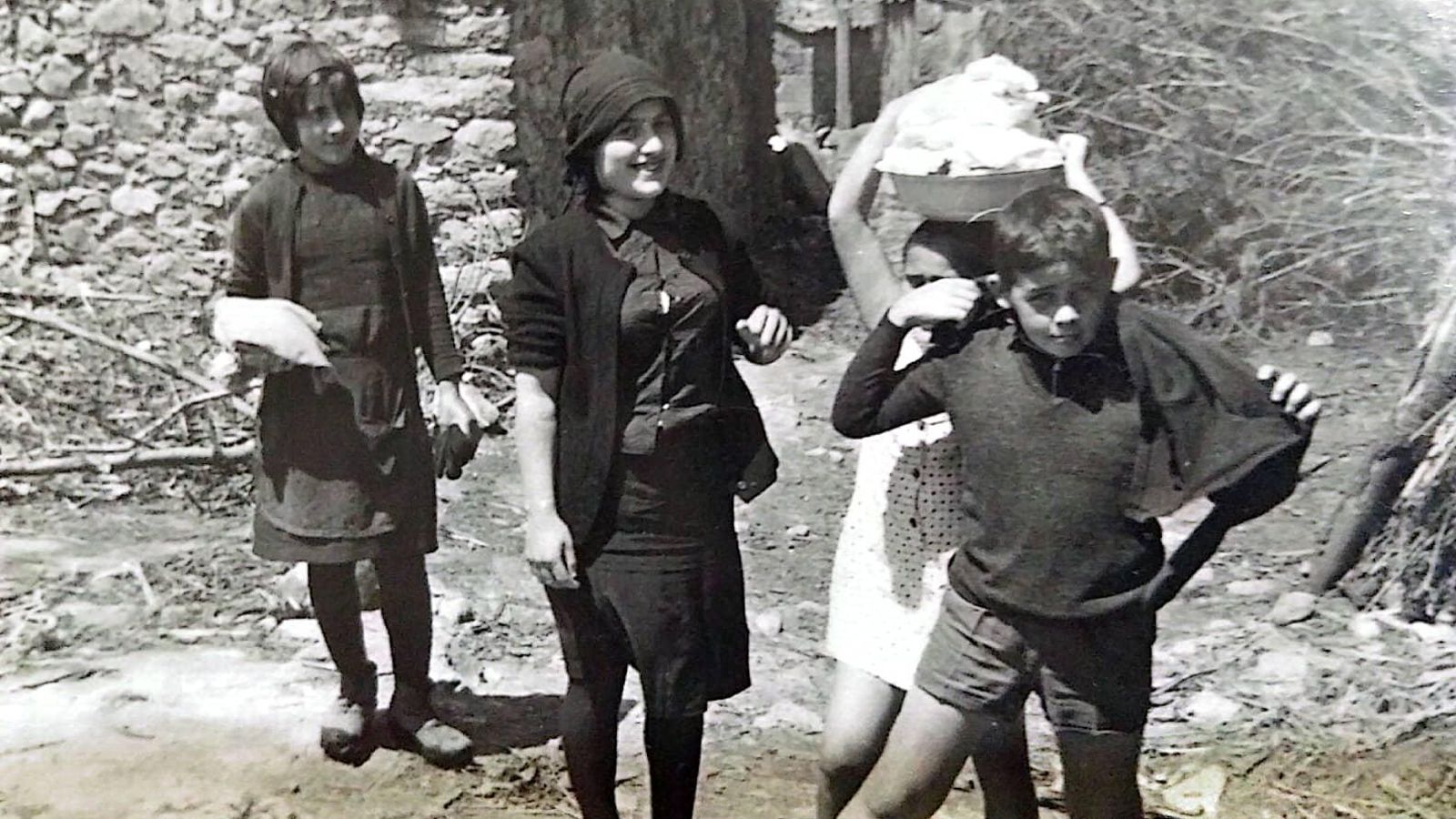 Año 1966, en Xora, volviendo del lavadero del río, con su hermana Silvia y sus primas hermanas