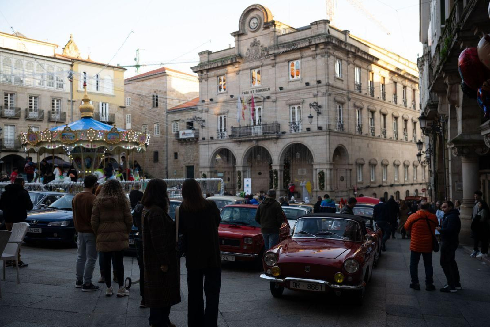 La Praza Maior de Ourense se llenó de vehículos clásicos durante un evento seguido por un público que pudo contemplar a esas joyas con volante.