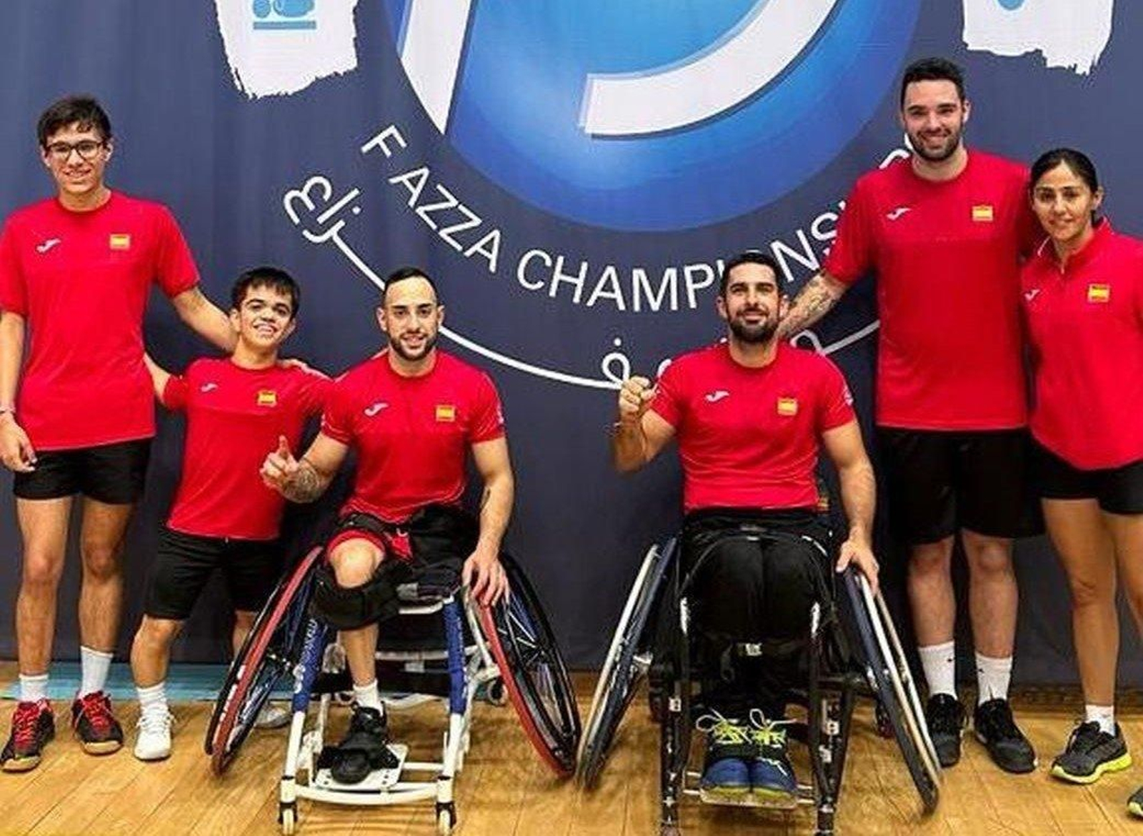 Los componentes de la selección española con Nacho Fernández (3i.) y Manuel García Rosendo (2d.).