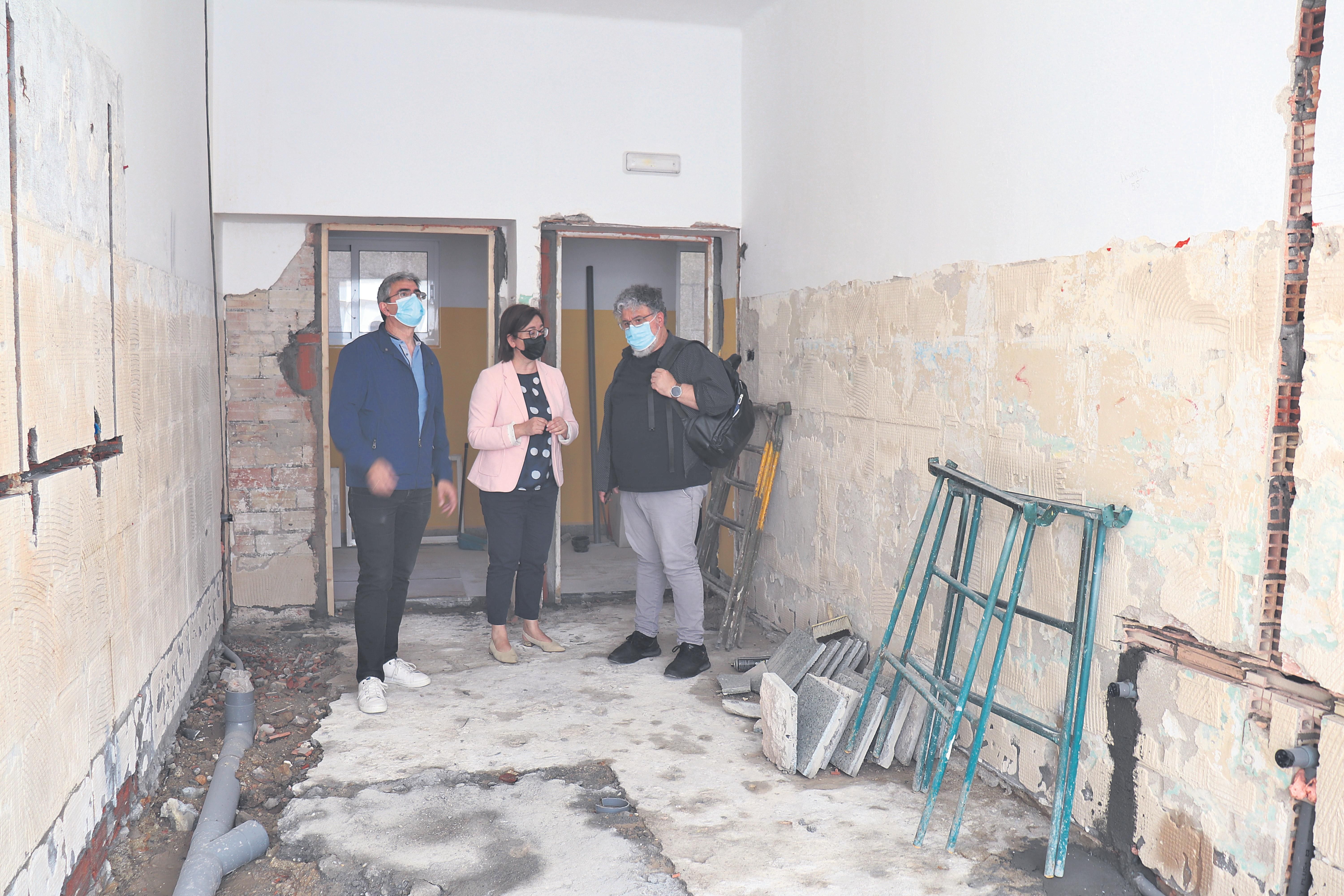 El alcalde visitó las obras están mejorando los servicios del albergue.