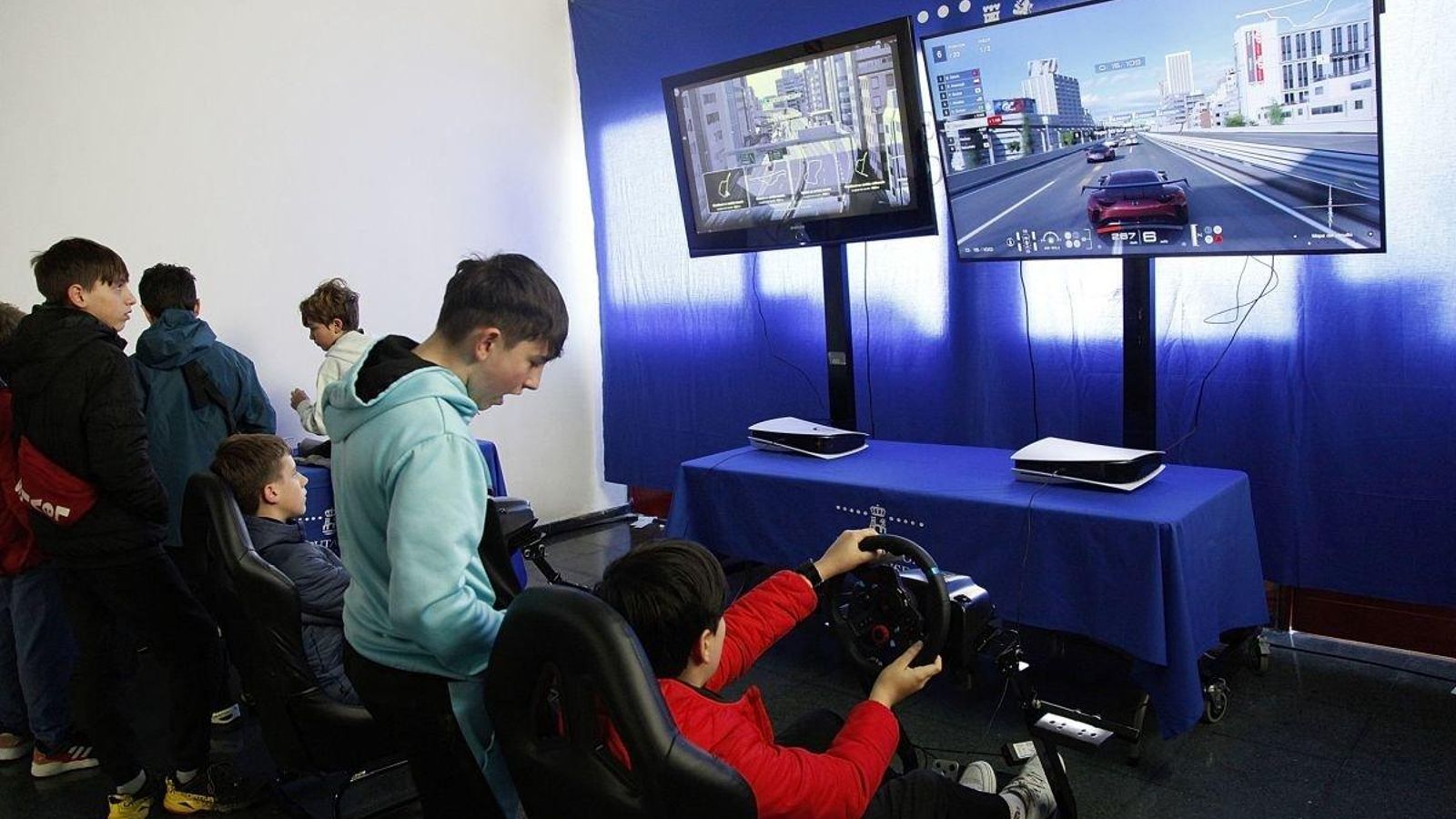 Los jóvenes disfrutan de la zona de videojuegos de Pazolandia.