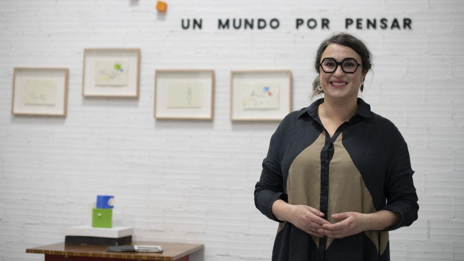 Alba Fernández ante a súa mostra “Un mundo por pensar”.