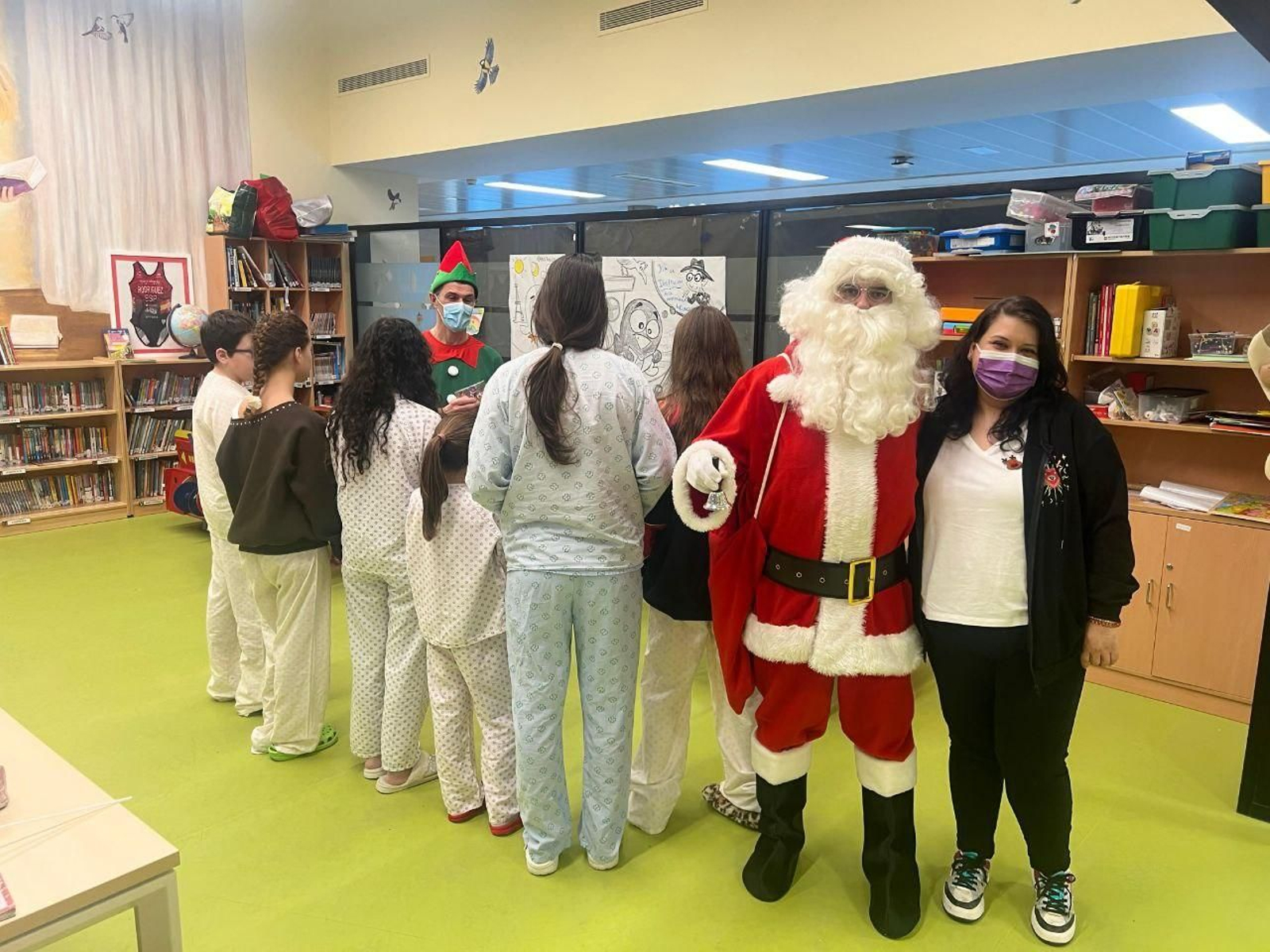 Un elfo y un Papá Noel acudieron a petición de Bicos de Papel.