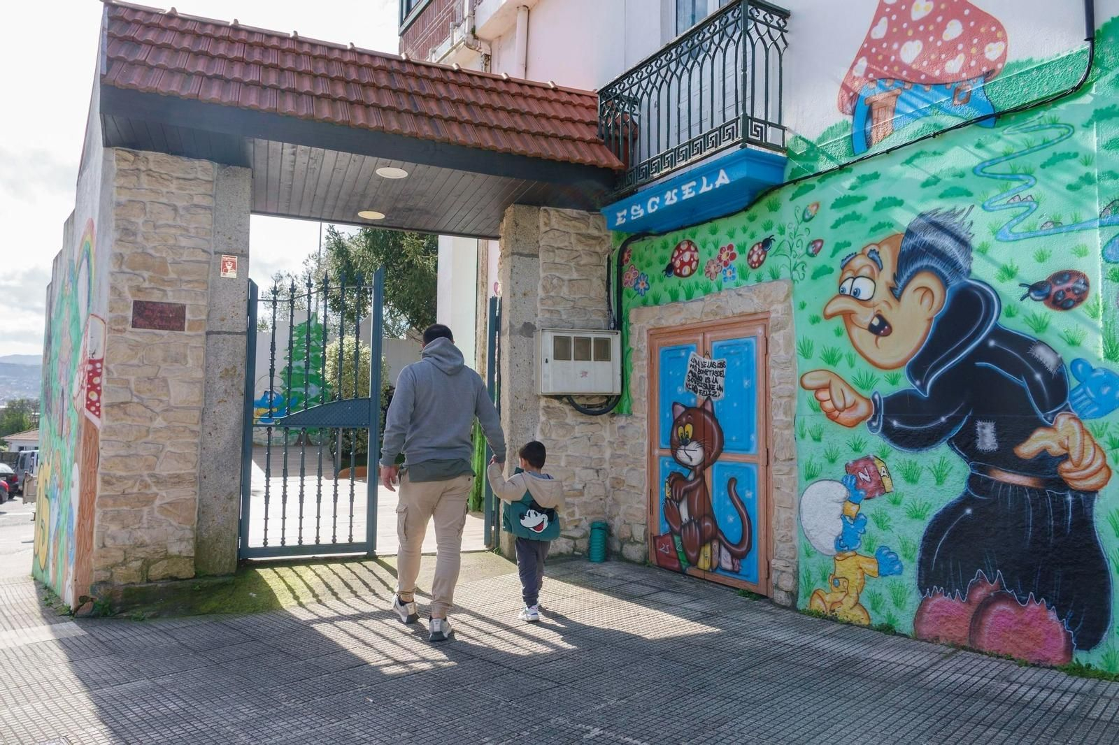Un padre deja a su hijo en una escuela infantil de Vigo, en una foto de archivo.