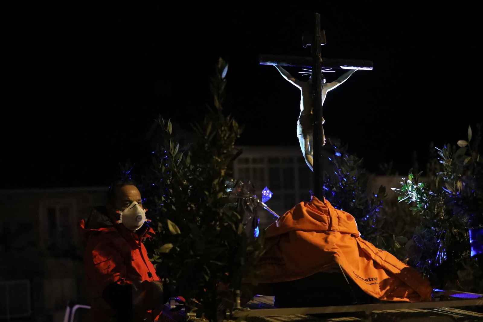 Viacrucis de Protección Civil por las calles de Maceda. José Paz.