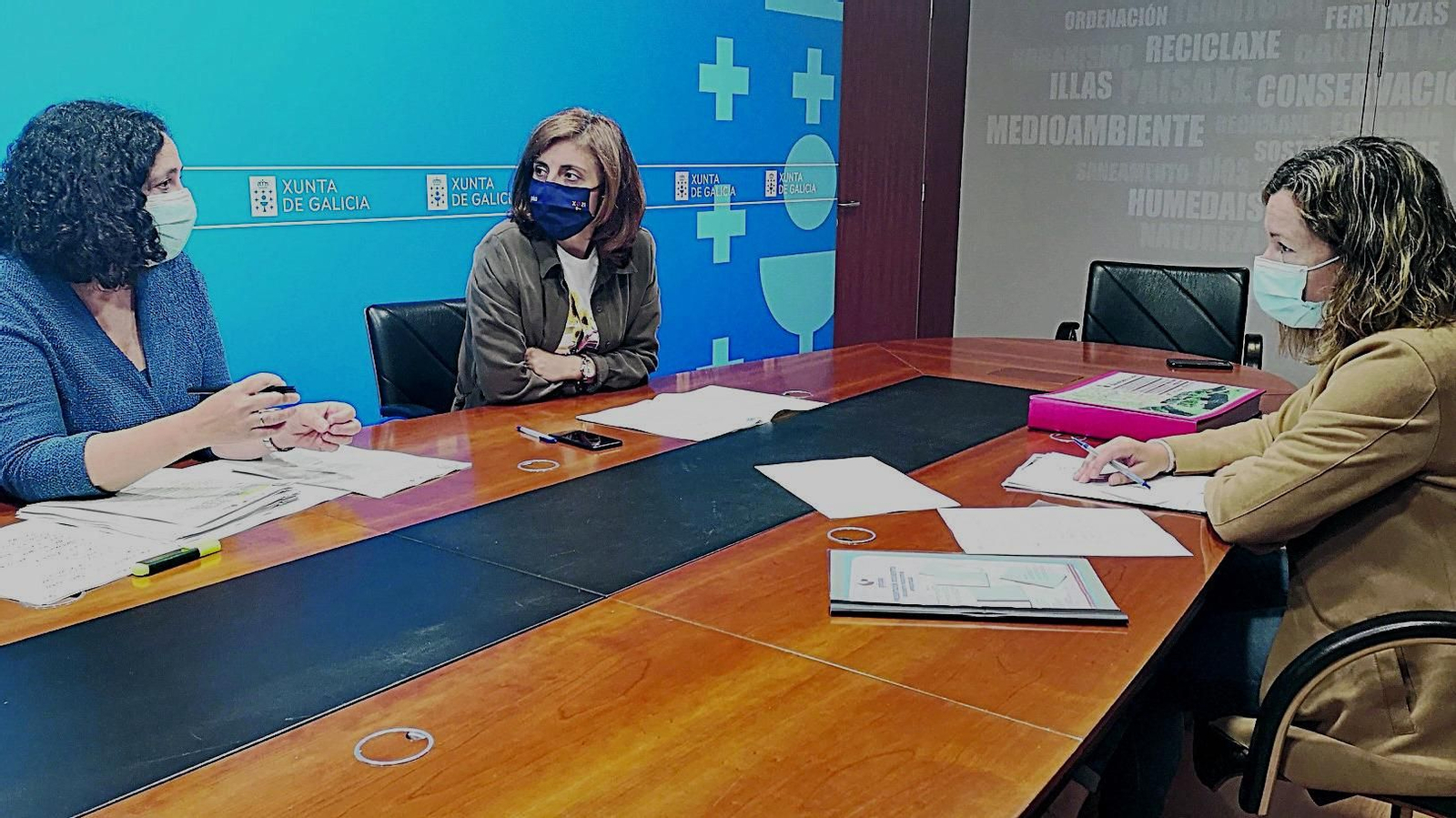 La alcaldesa Marta Valcárcel, a la derecha, durante la reunión en Santiago con la conselleira Ángeles Vázquez.