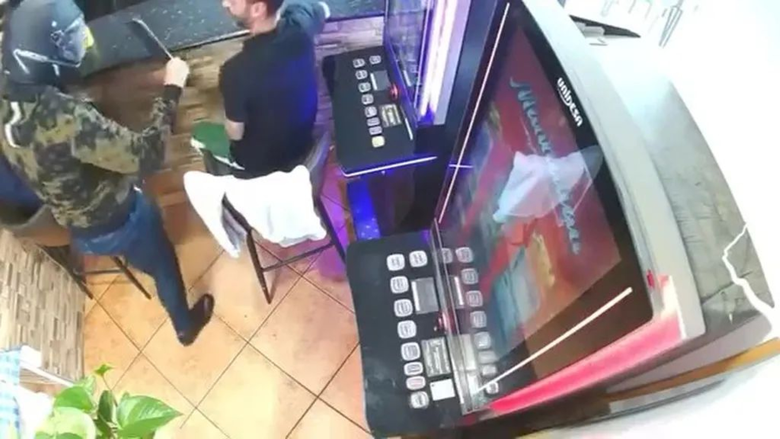 Un momento del robo frustrado en el bar de Mijas.