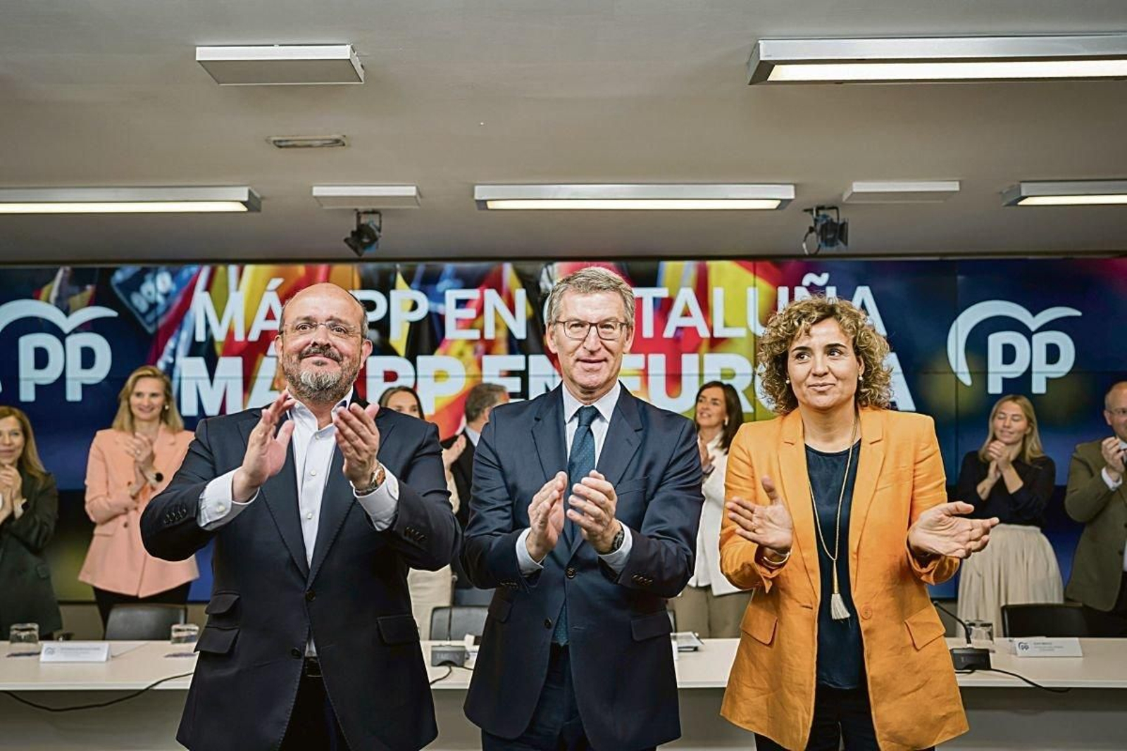 Alejandro Fernández, Alberto Núñez Feijóo y Dolors Montserrat, ayer, en la sede del PP.