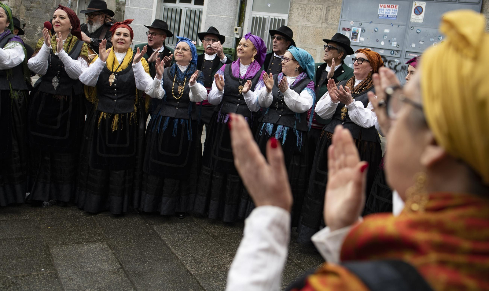 Galería |  Xinzo celebra su Domingo Oleiro con las olas volando en la Plaza Mayor