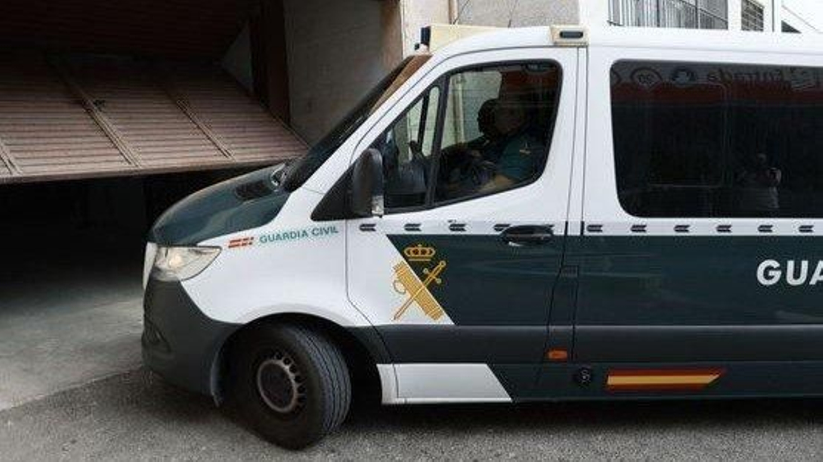 Un furgón de la Guardia Civil entra en los juzgados de Toledo. (EFE)