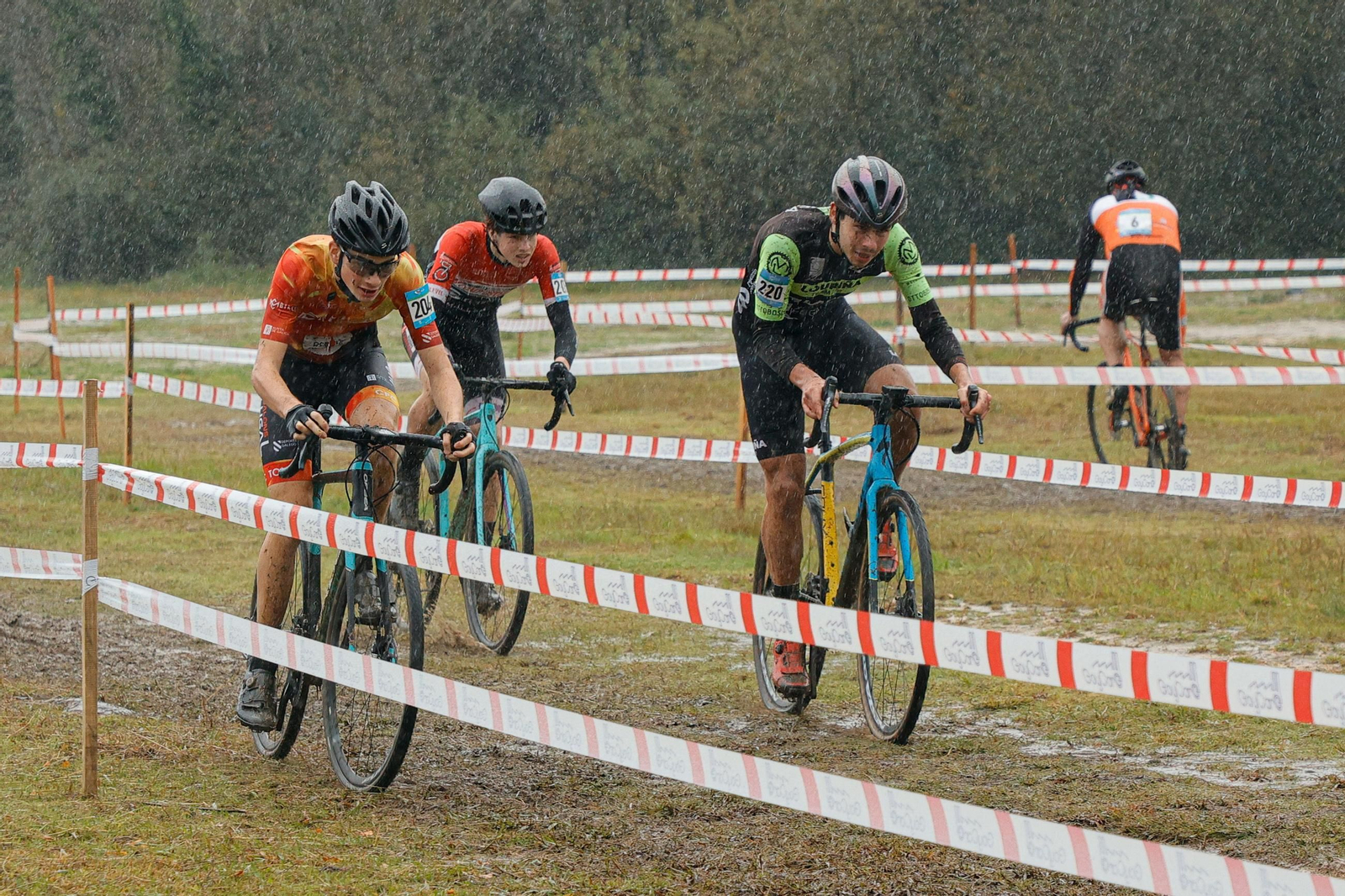 Galería | Más de 200 ciclistas compiten en el trofeo de ciclocross del Concello de Nigrán